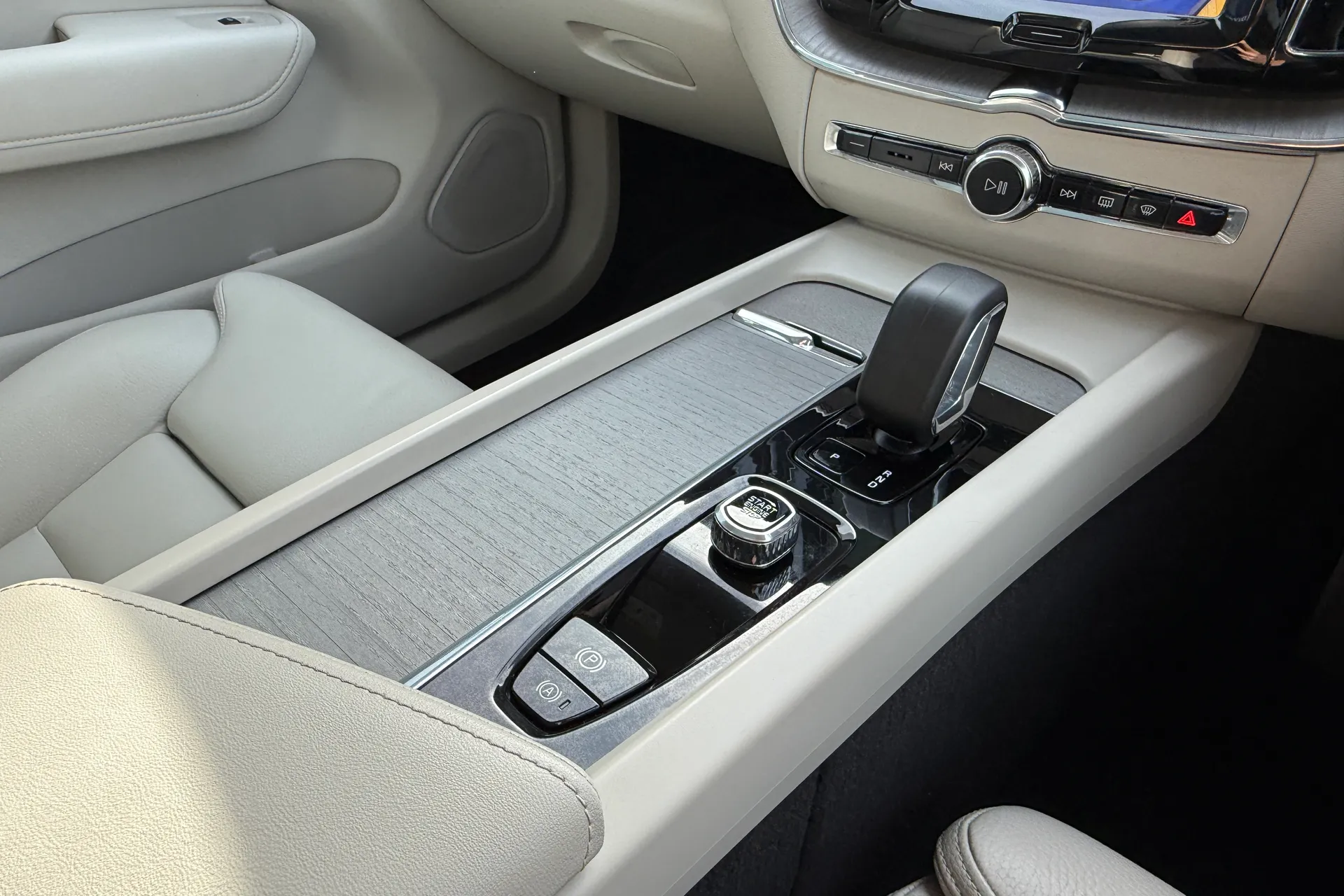 Volvo XC60 thumbnail image number 45