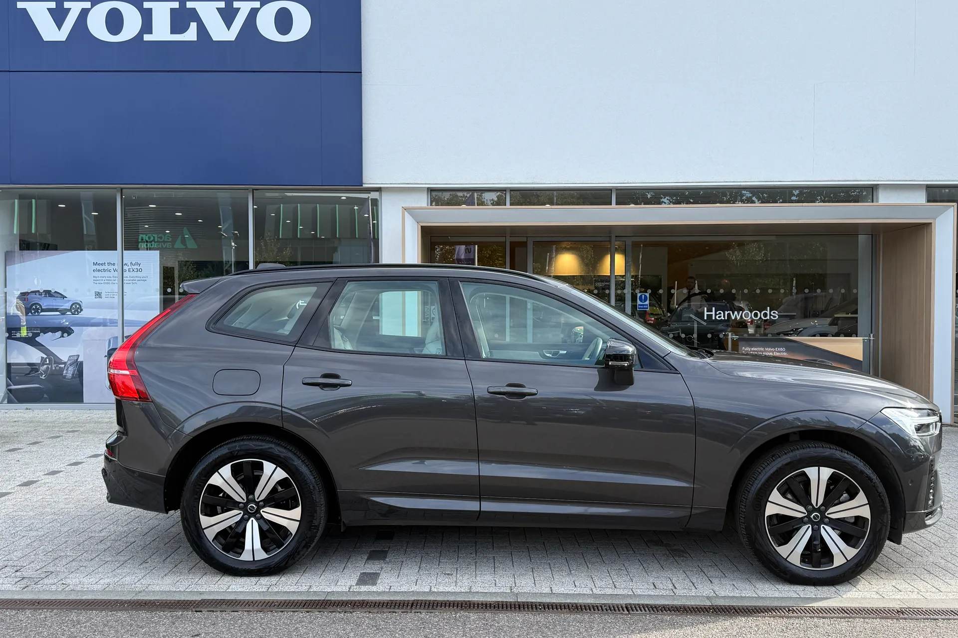 Volvo XC60 thumbnail image number 2