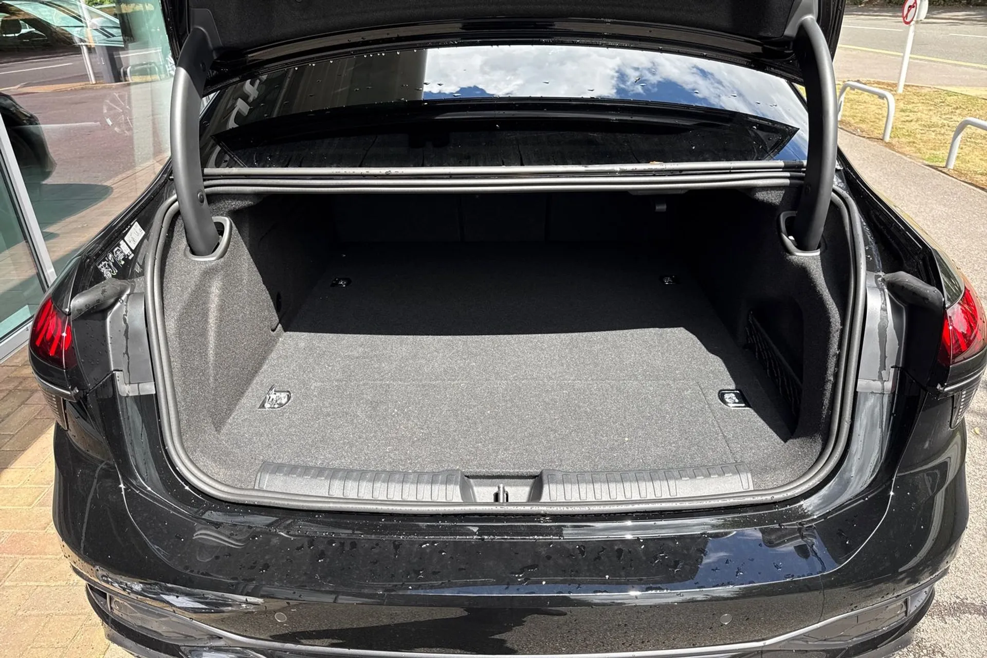 Audi A6 Saloon thumbnail image number 21