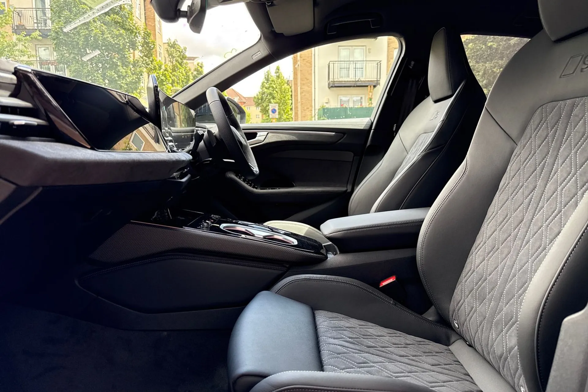 Audi A6 Saloon thumbnail image number 28