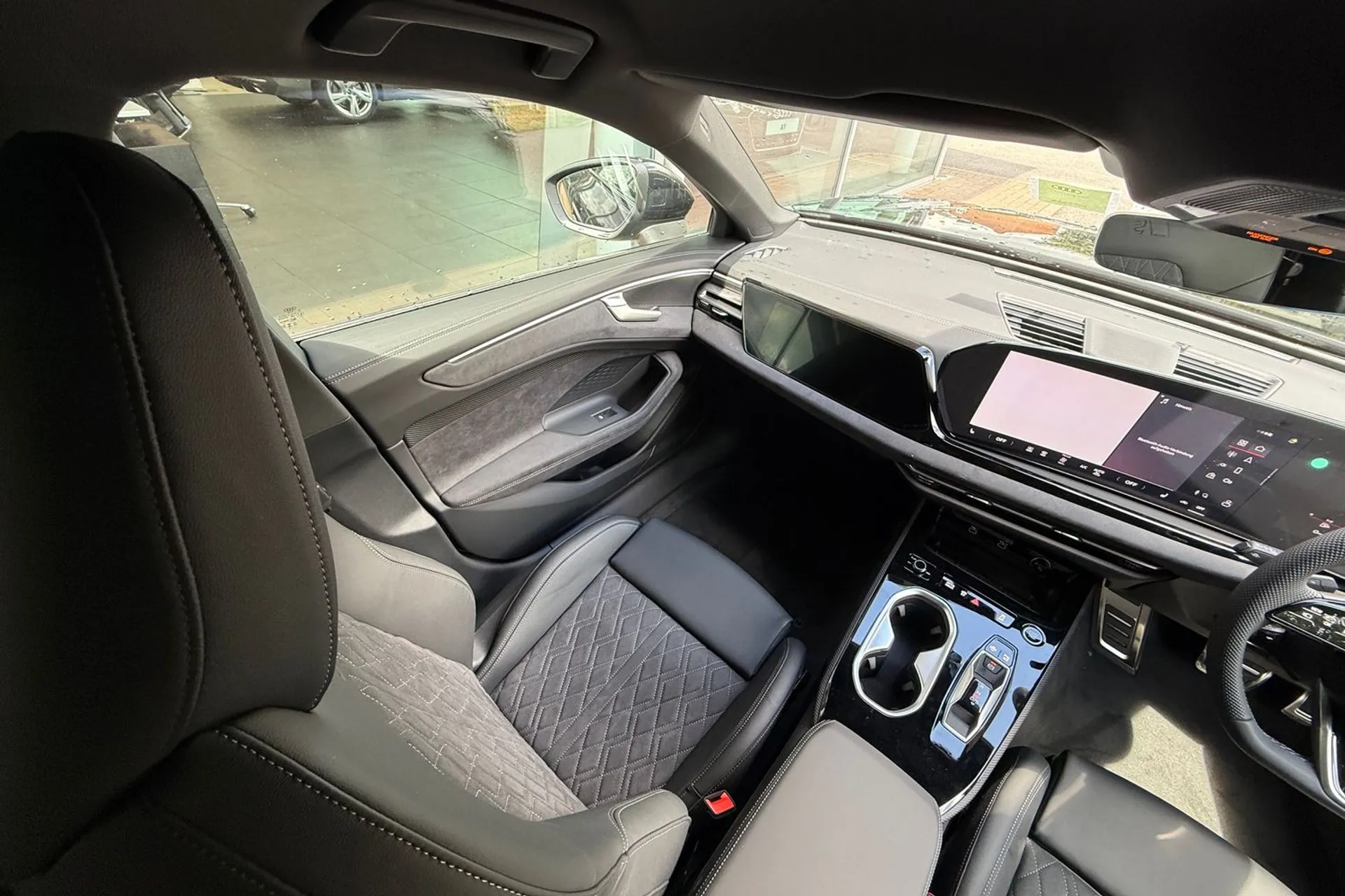 Audi A6 Saloon thumbnail image number 32