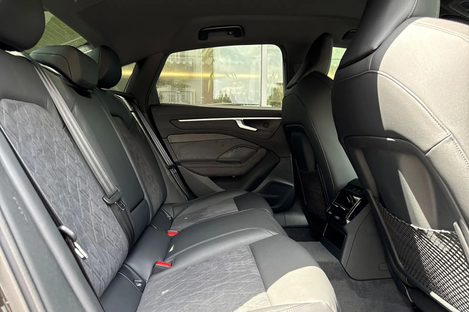 Audi A6 Saloon thumbnail image number 24