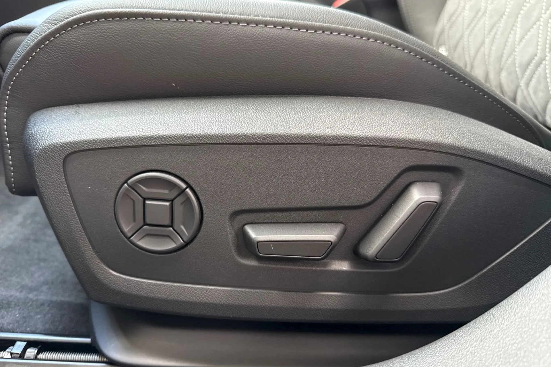 Audi A6 Saloon thumbnail image number 29