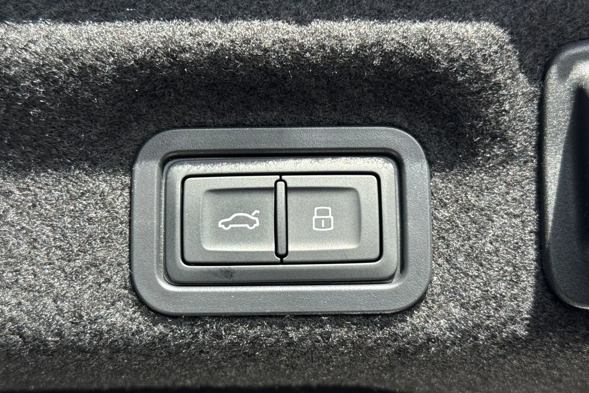 Audi A6 Saloon thumbnail image number 22