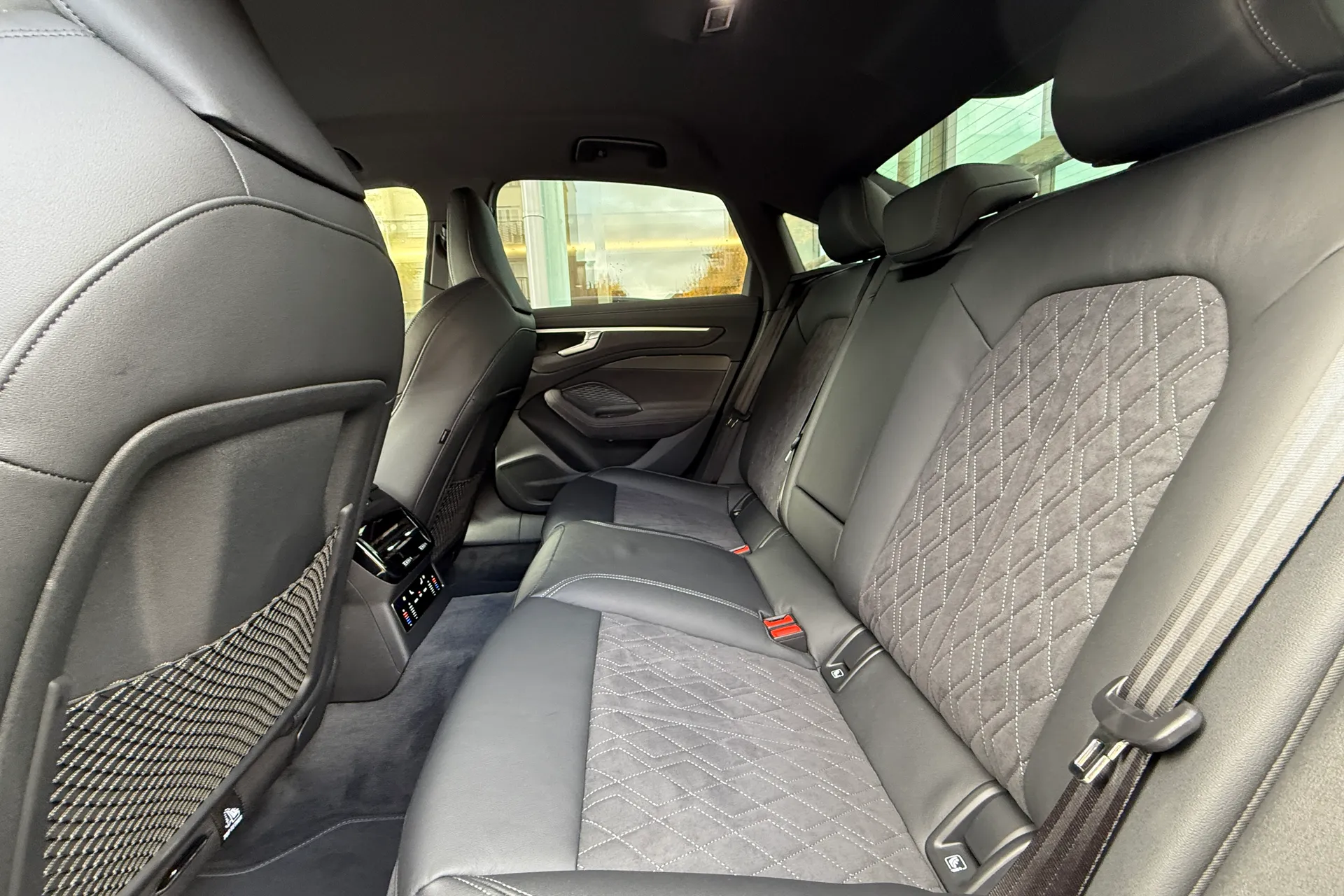 Audi A6 thumbnail image number 32