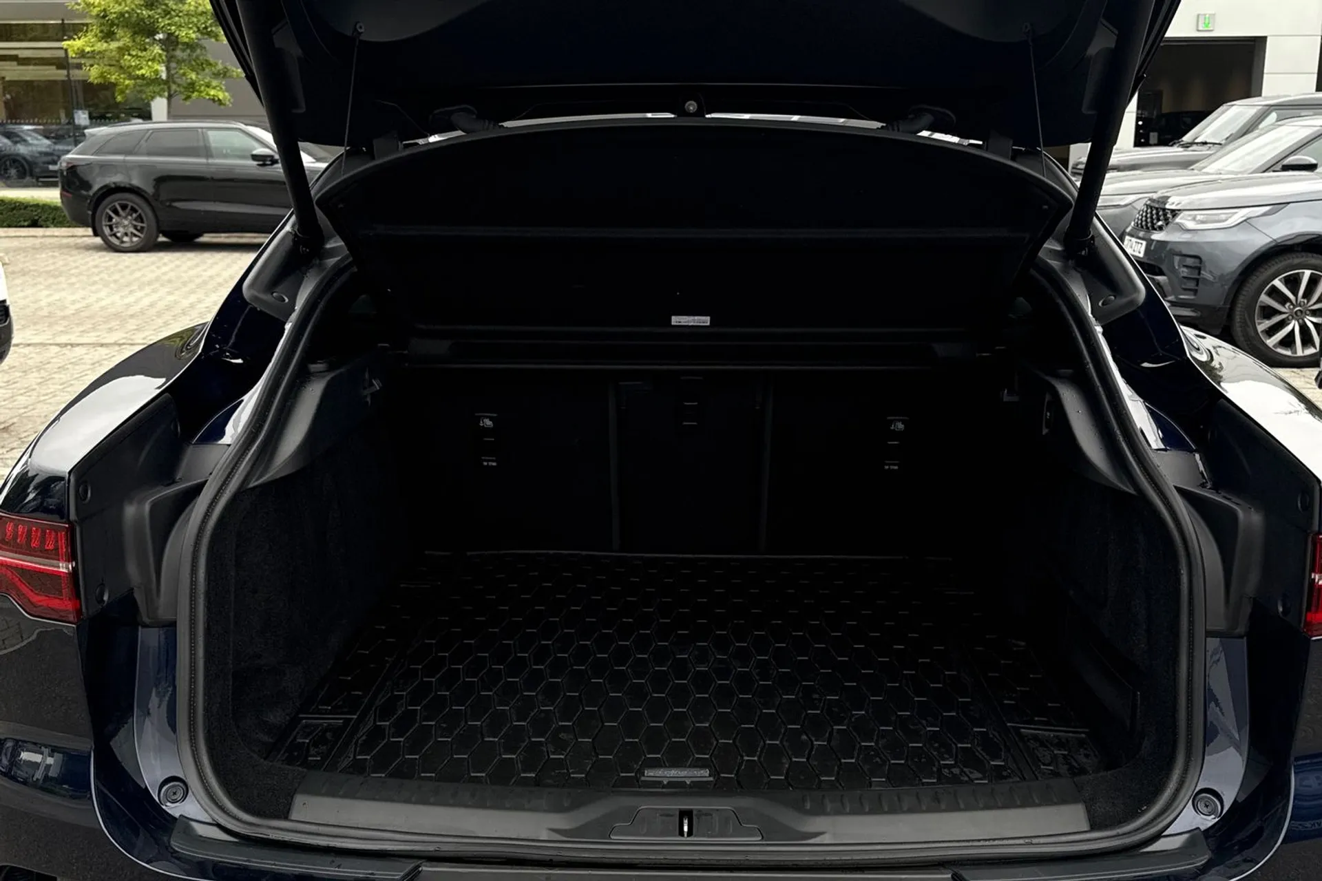 Jaguar I-PACE thumbnail image number 30