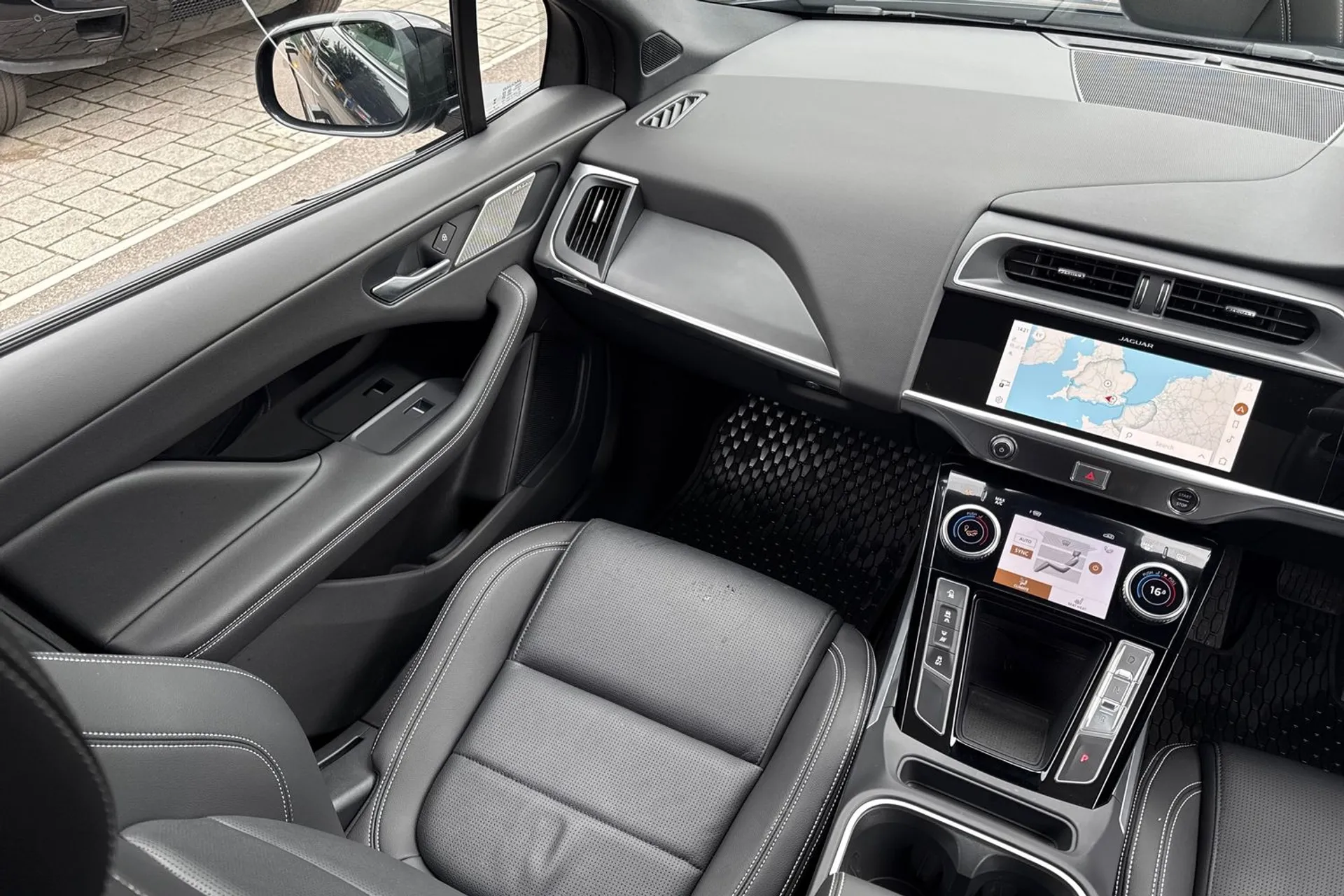 Jaguar I-PACE thumbnail image number 24