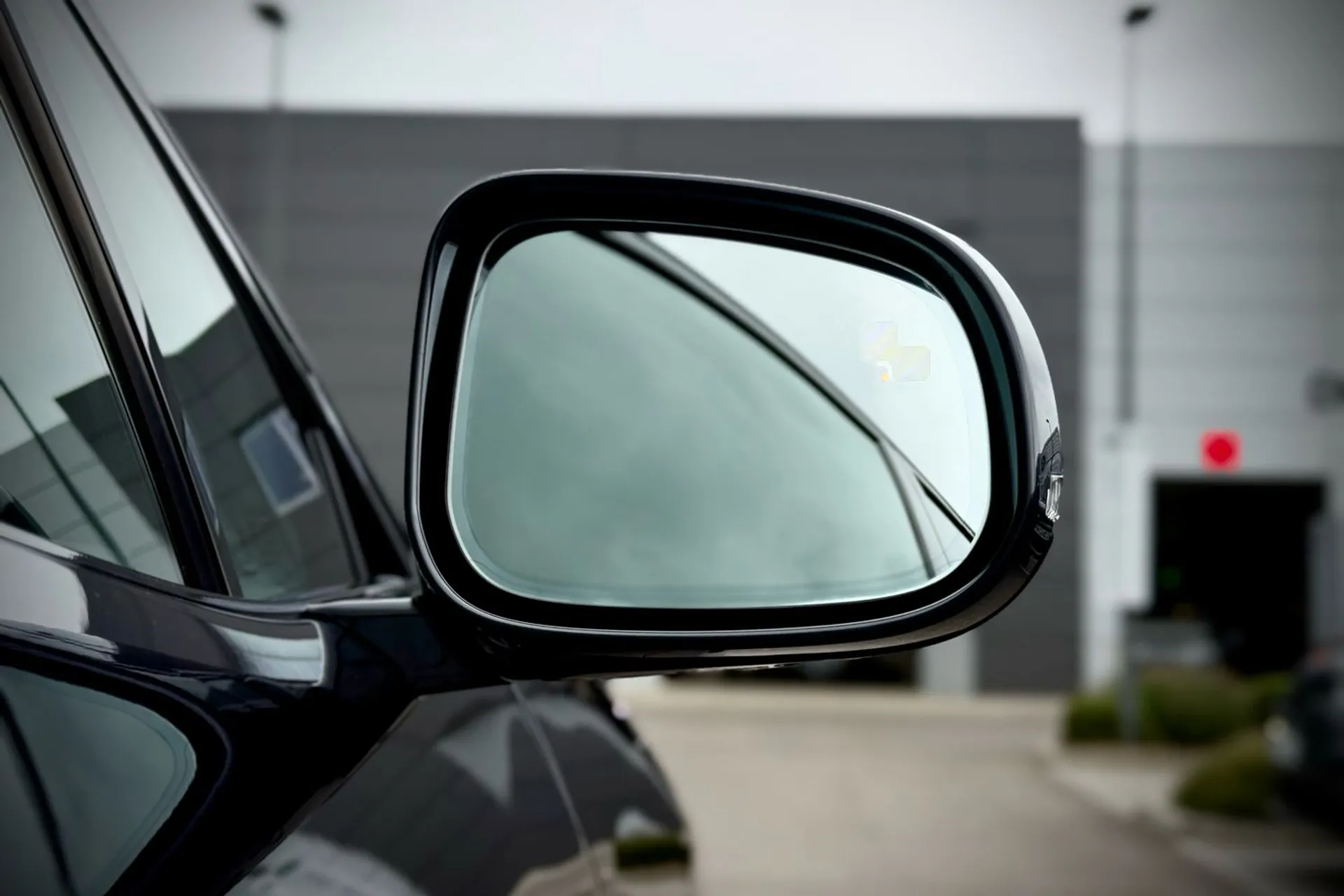 Jaguar I-PACE thumbnail image number 11