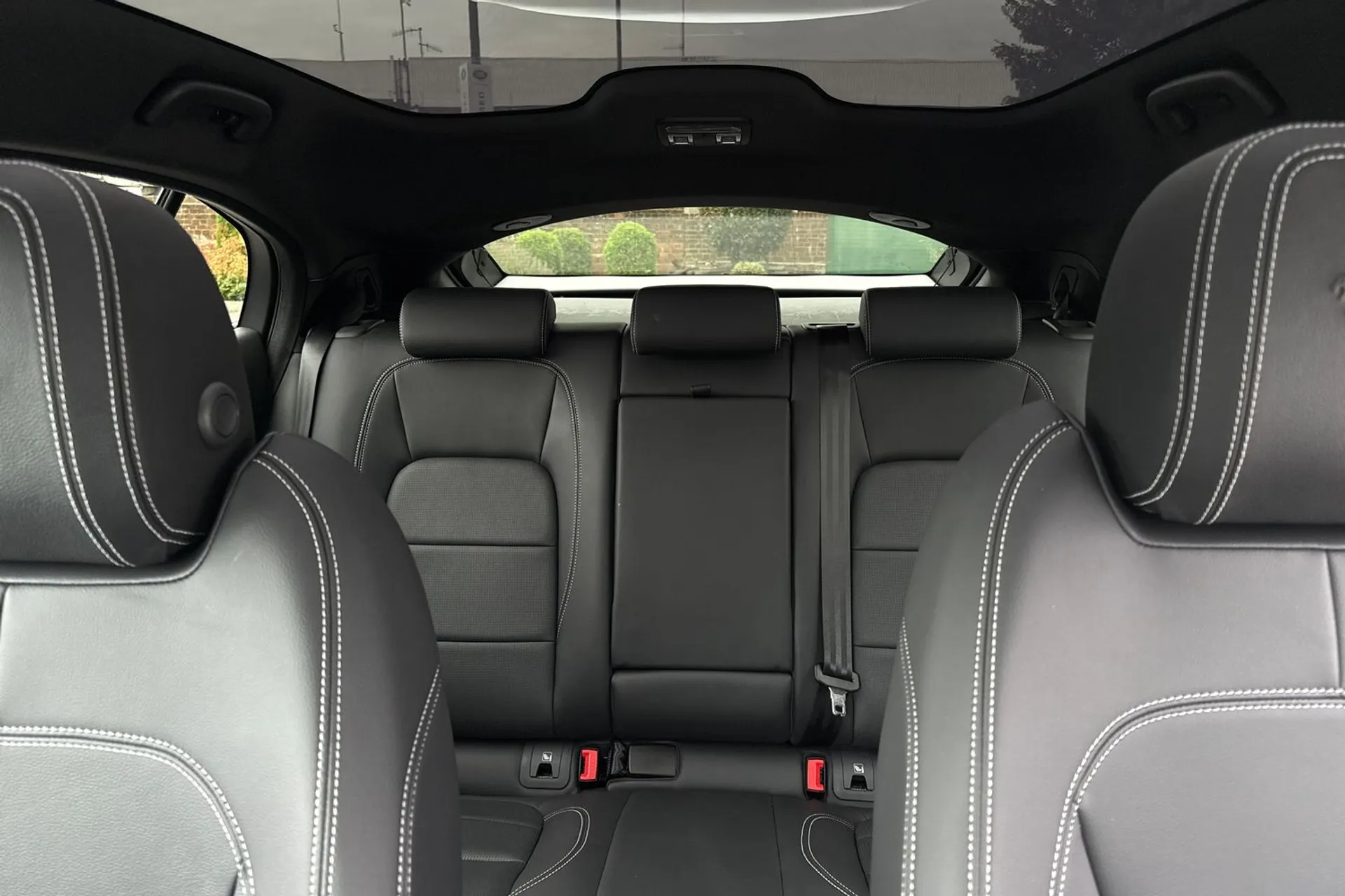 Jaguar I-PACE thumbnail image number 37