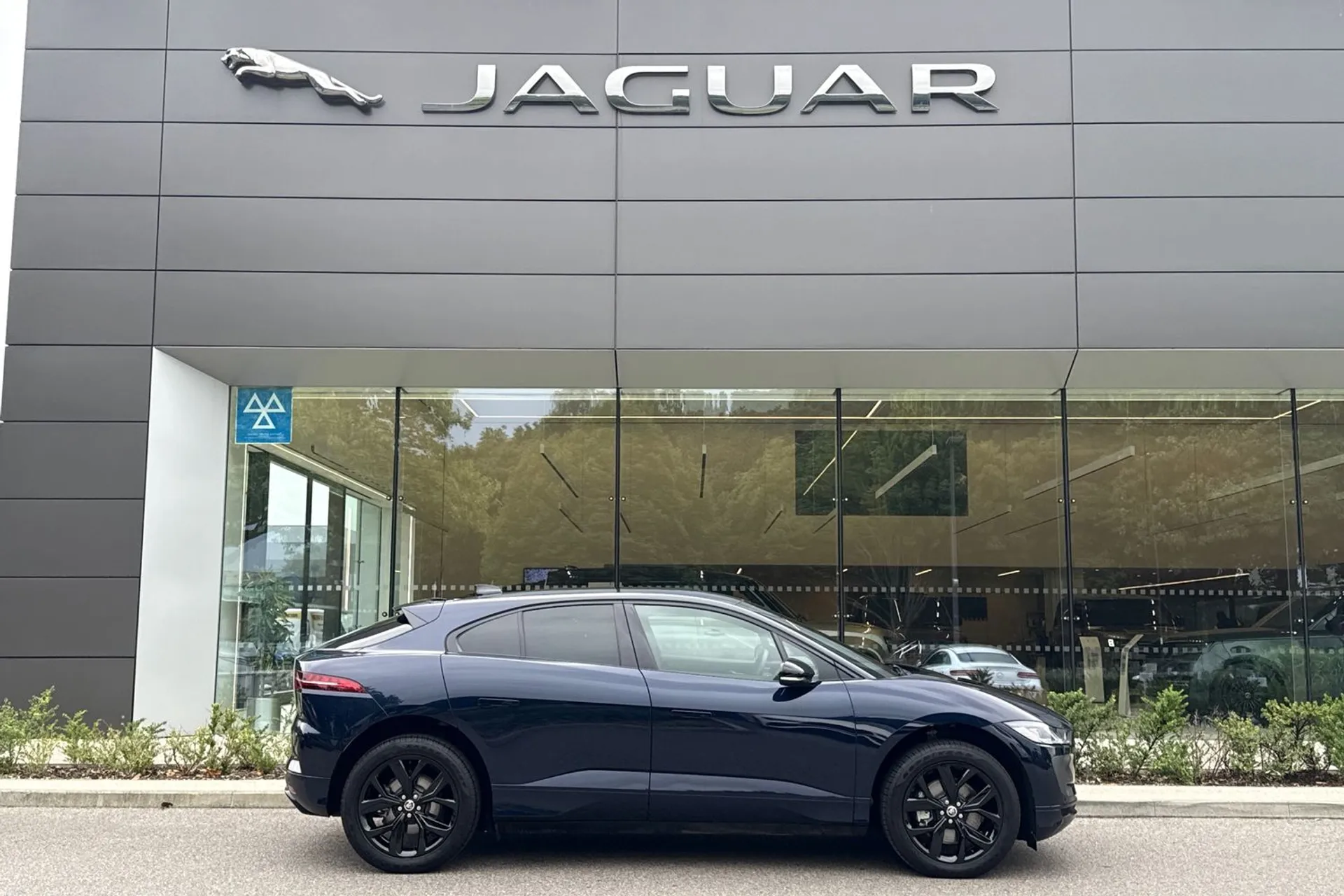 Jaguar I-PACE thumbnail image number 2
