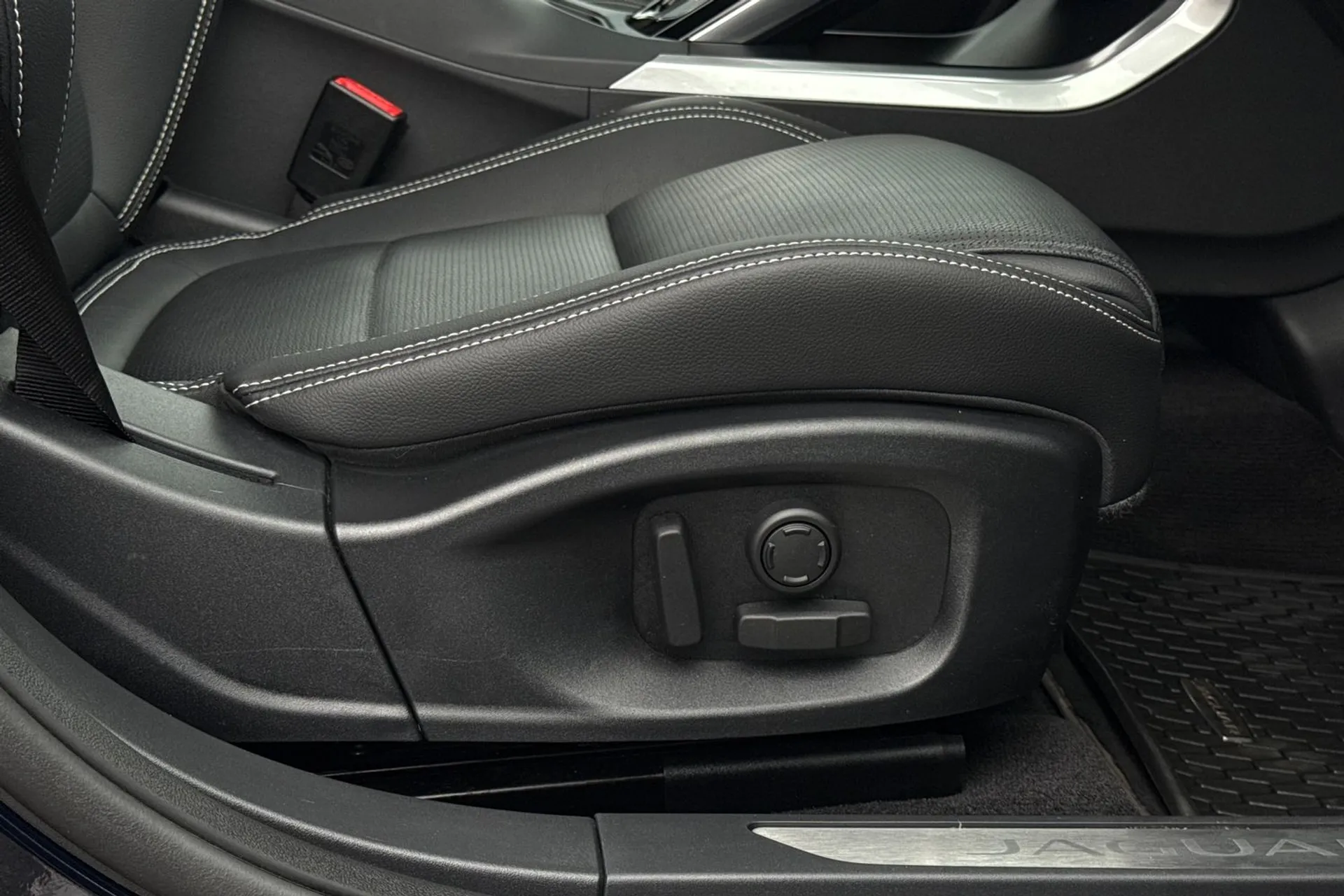 Jaguar I-PACE thumbnail image number 38