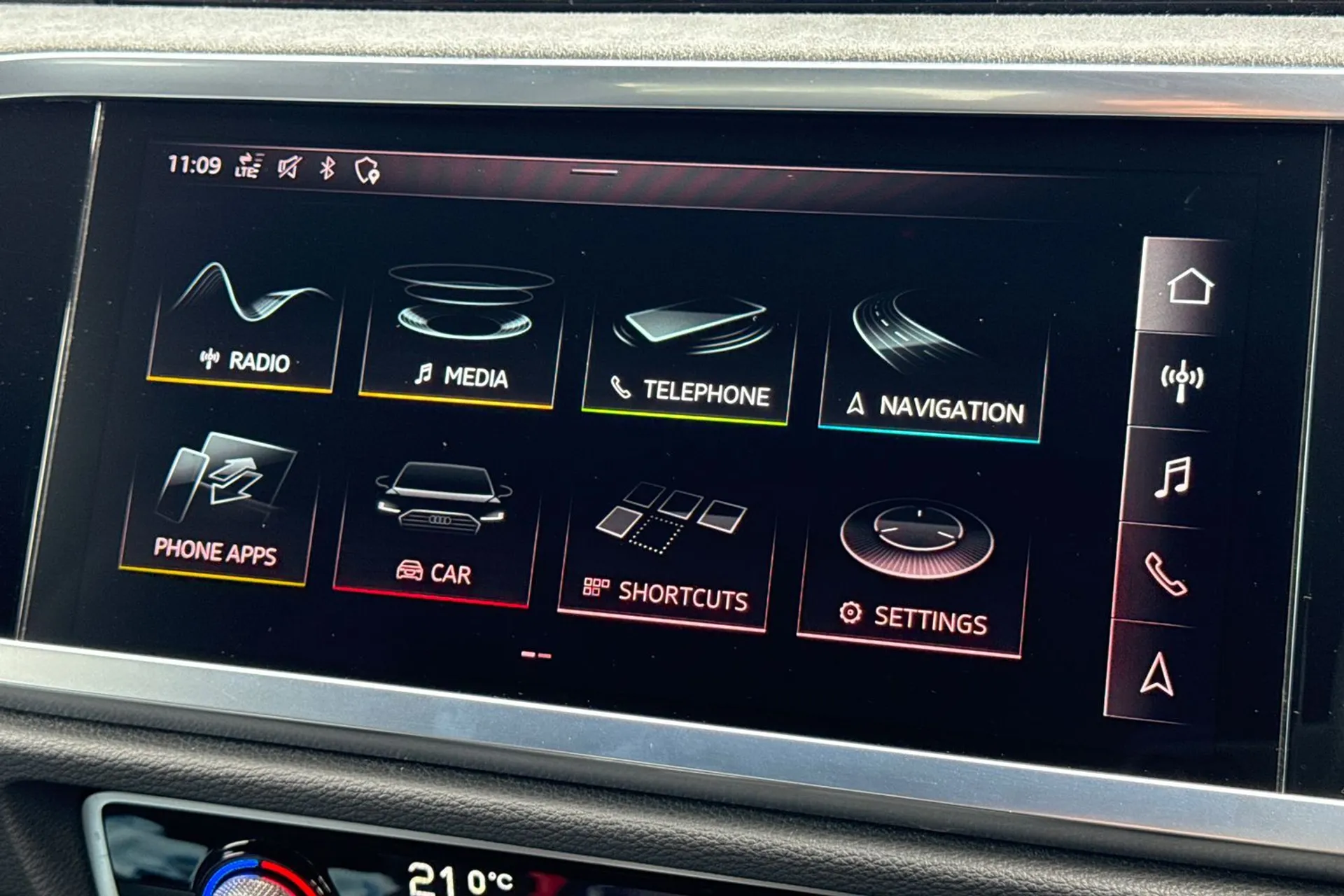 Audi Q3 thumbnail image number 16