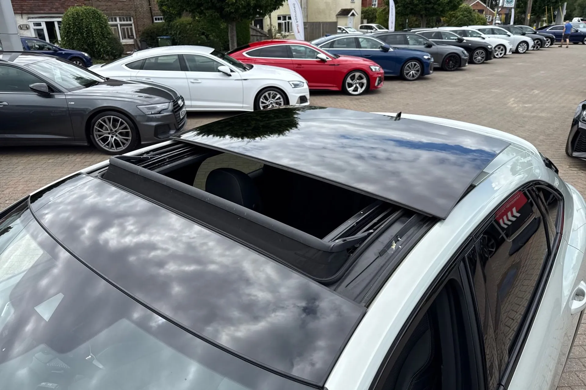 Audi Q3 thumbnail image number 10