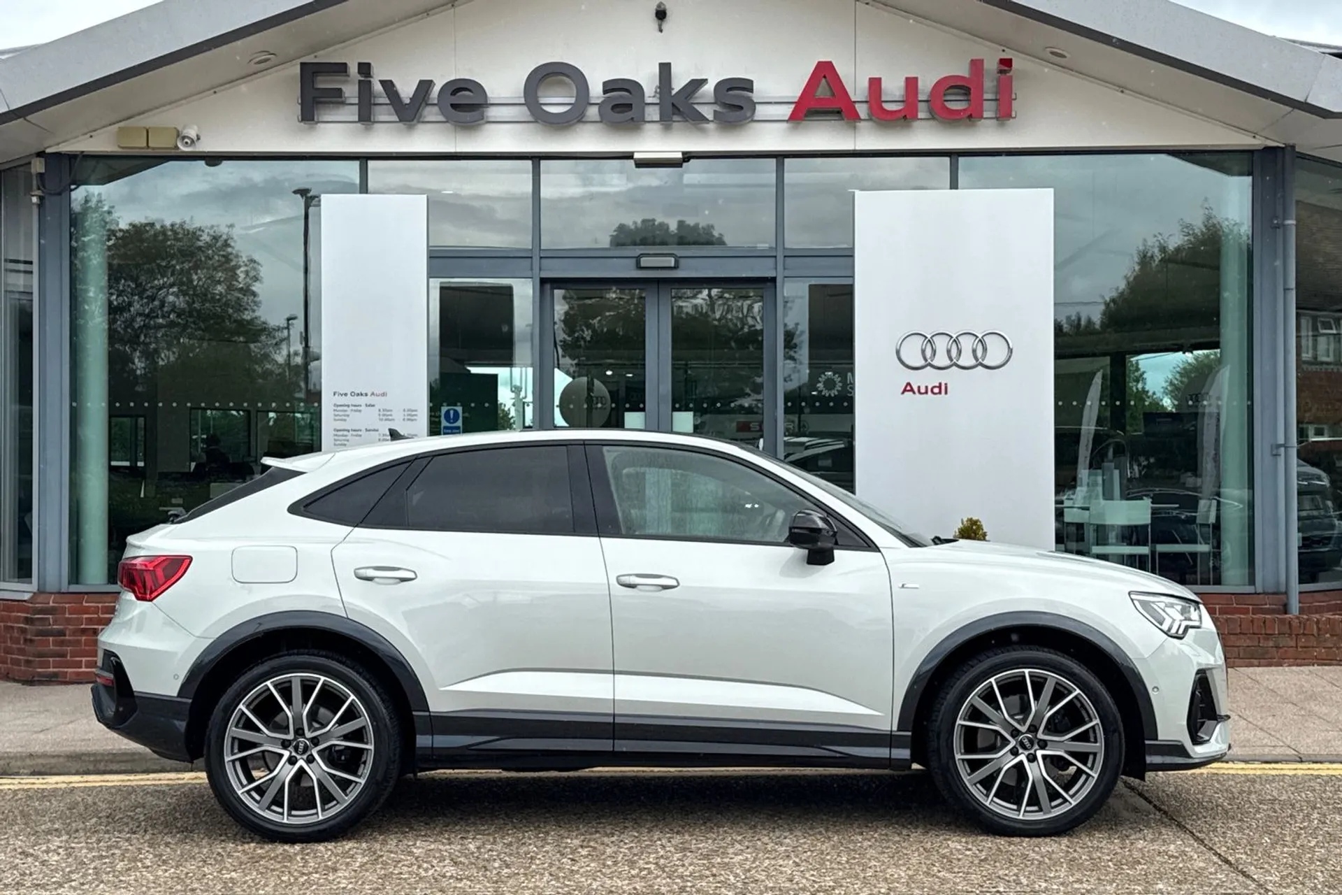 Audi Q3 thumbnail image number 2