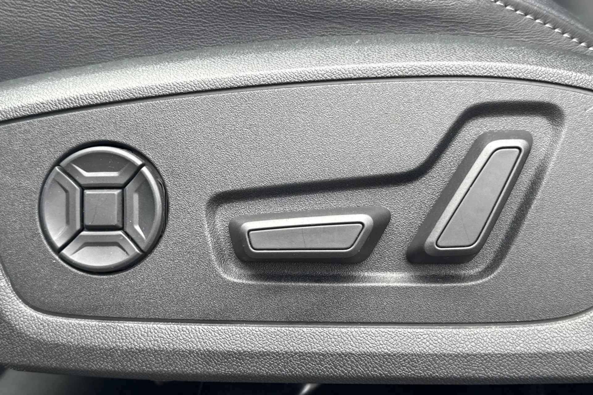 Audi Q3 thumbnail image number 35