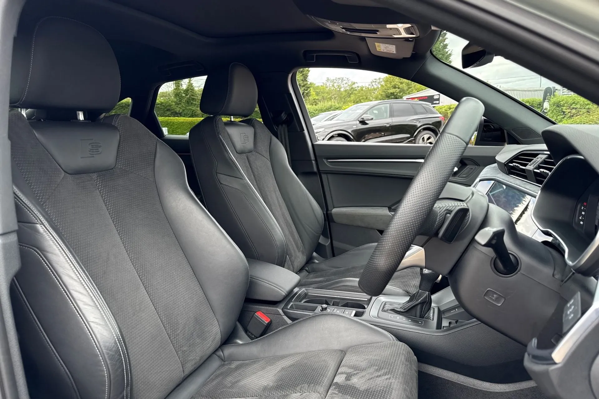 Audi Q3 thumbnail image number 31