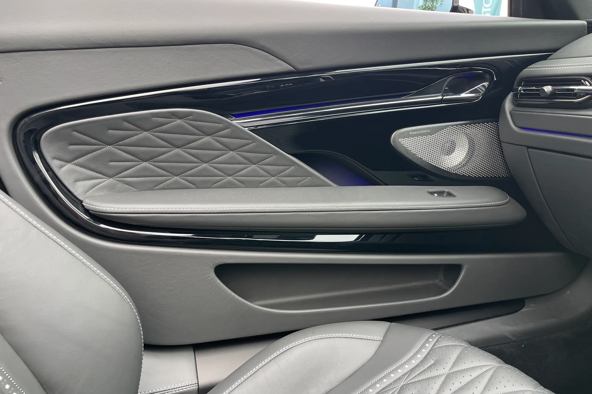 Aston Martin DB12 thumbnail image number 27