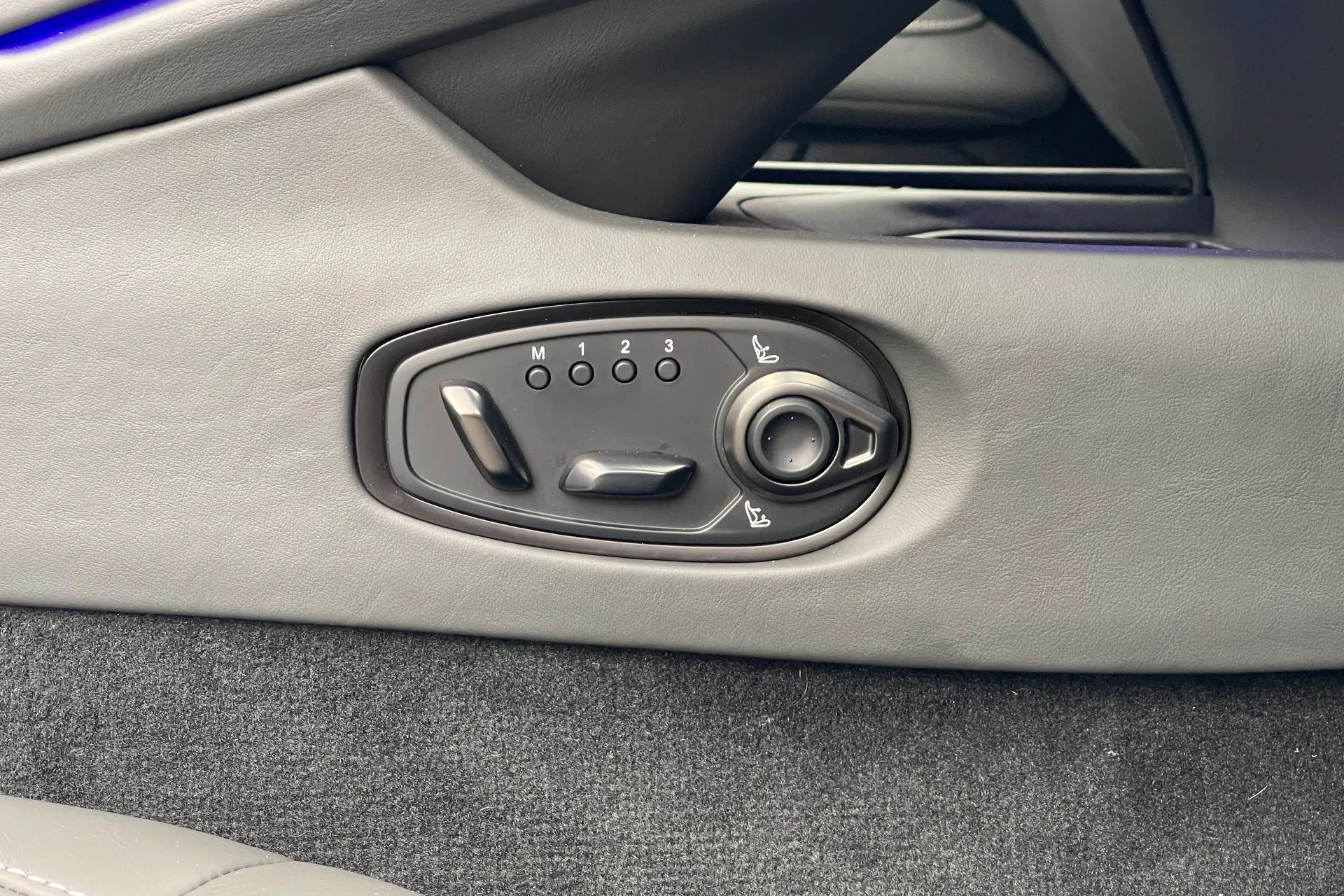 Aston Martin DB12 thumbnail image number 17