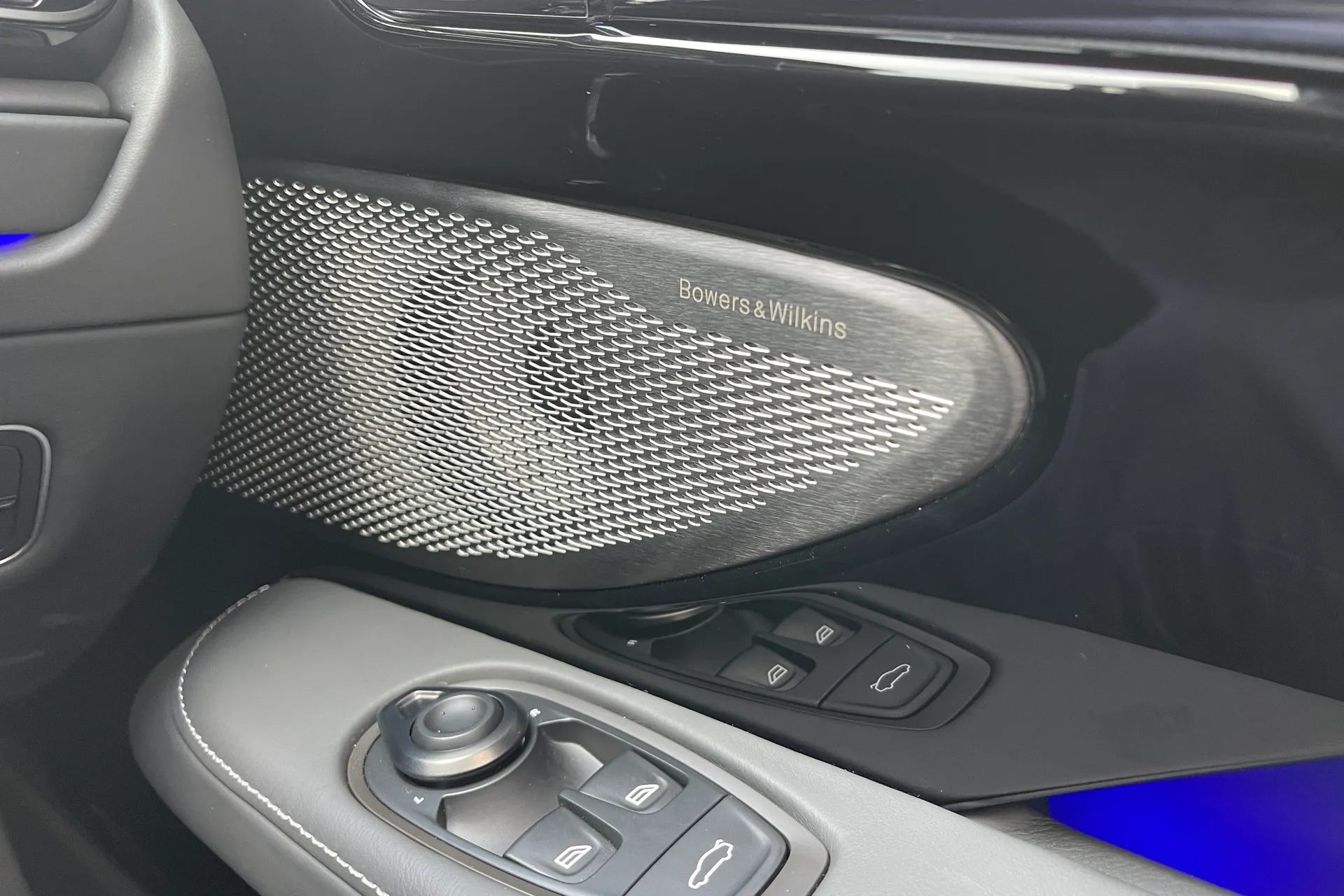 Aston Martin DB12 thumbnail image number 22