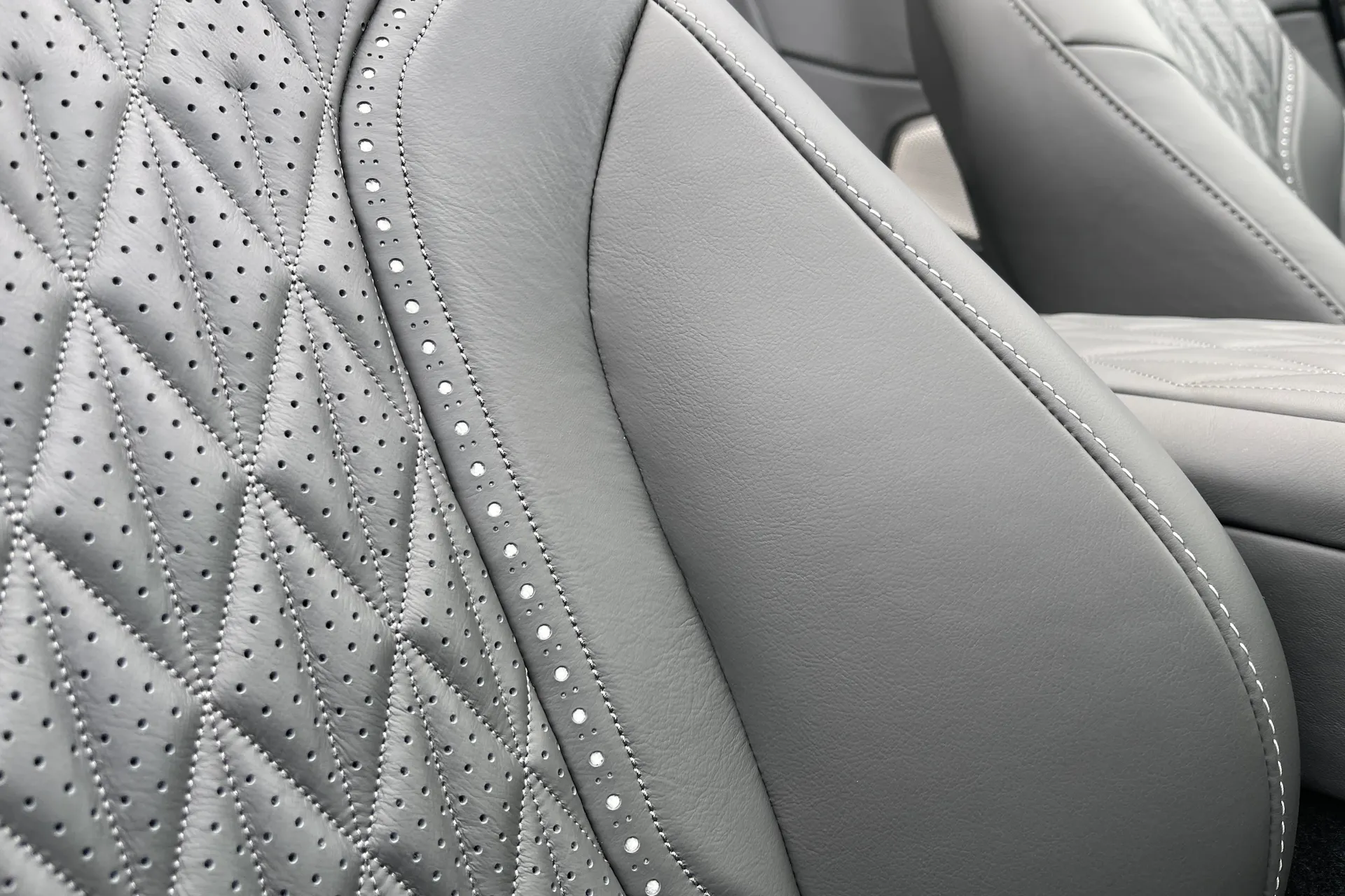 Aston Martin DB12 thumbnail image number 18