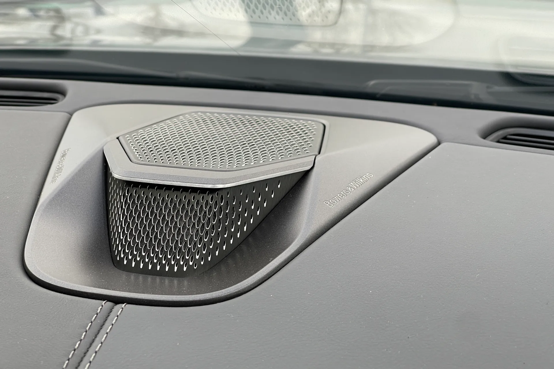 Aston Martin DB12 thumbnail image number 23