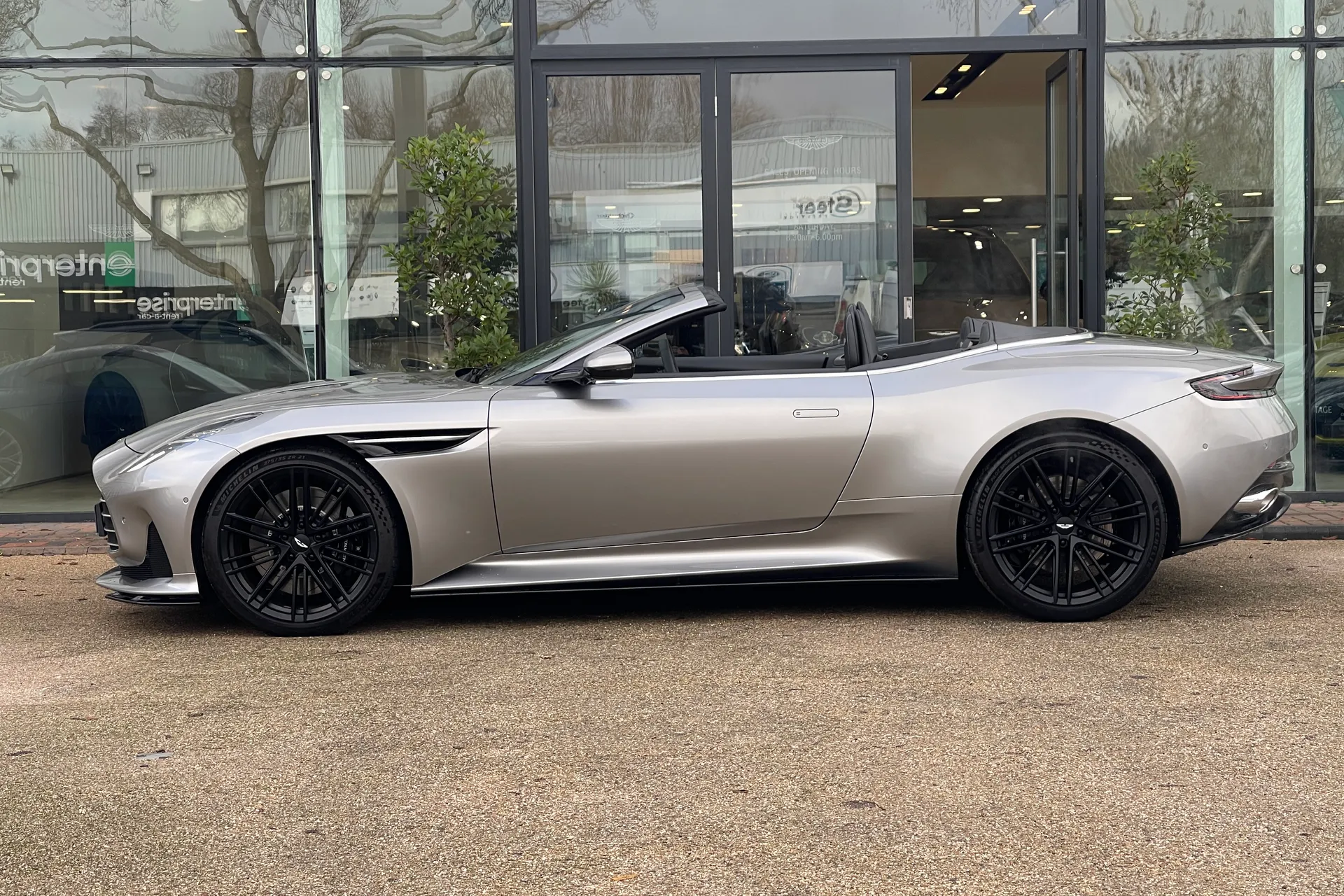 Aston Martin DB12 thumbnail image number 31