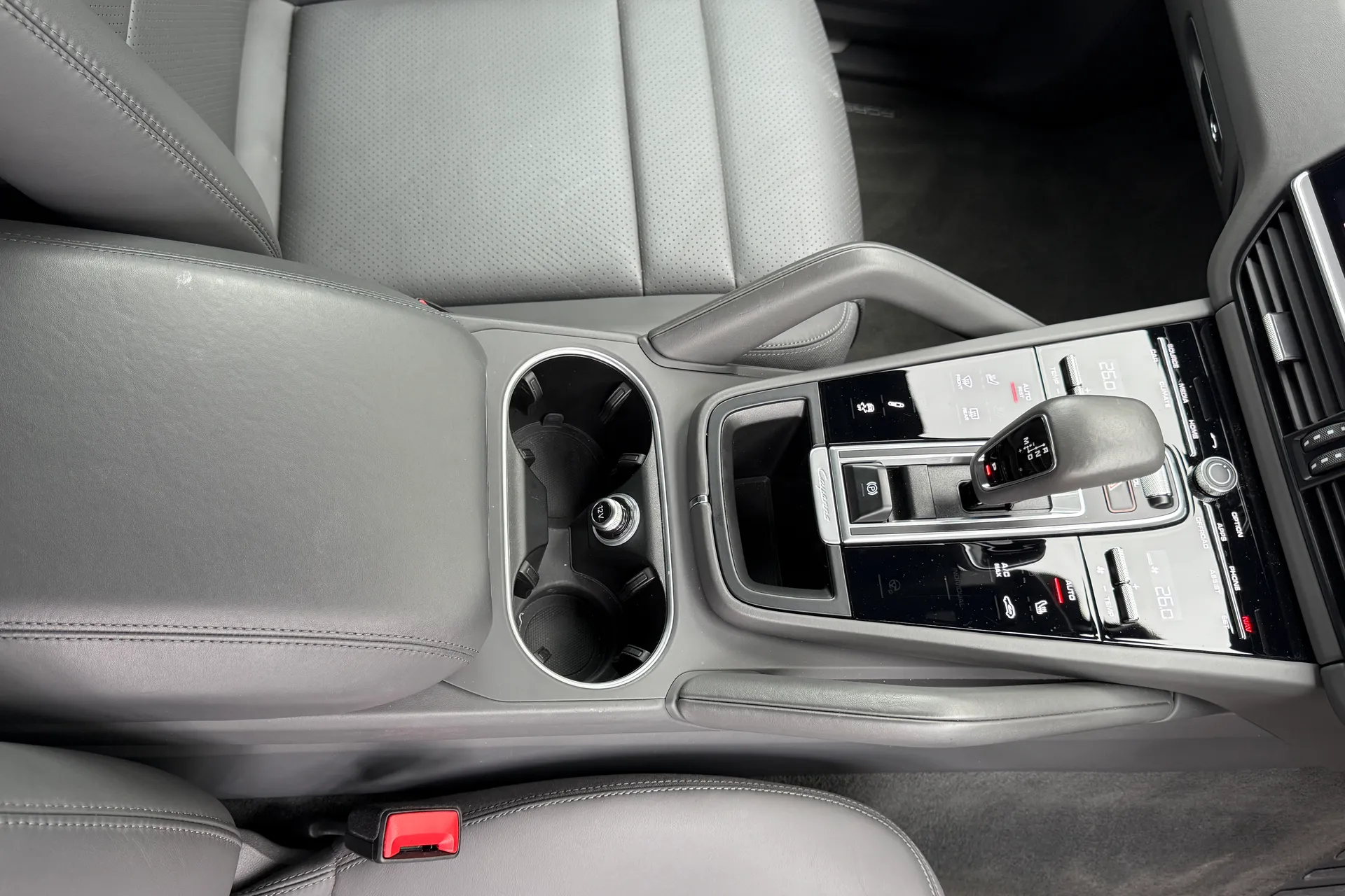 Porsche CAYENNE thumbnail image number 48