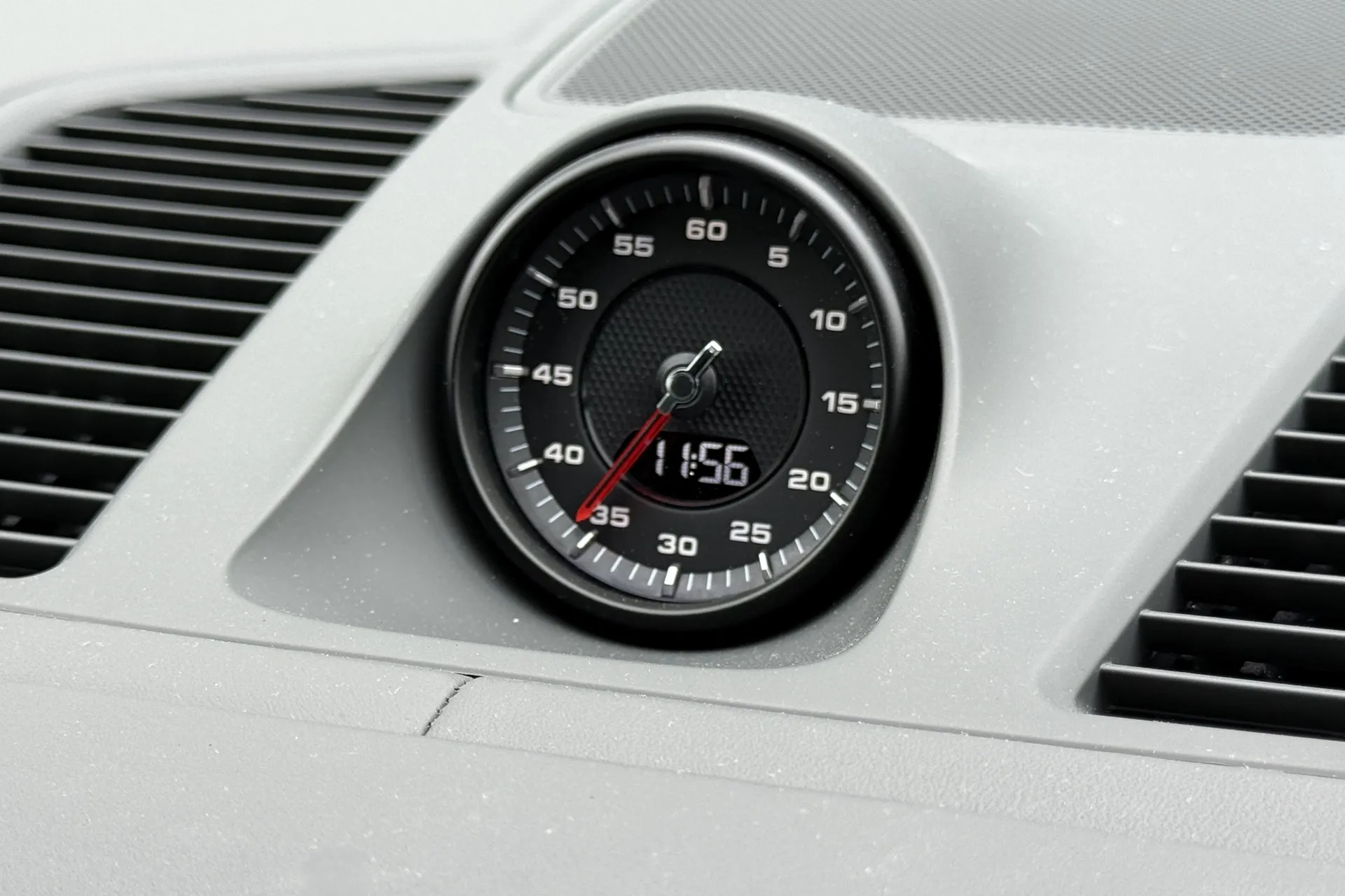 Porsche CAYENNE thumbnail image number 44