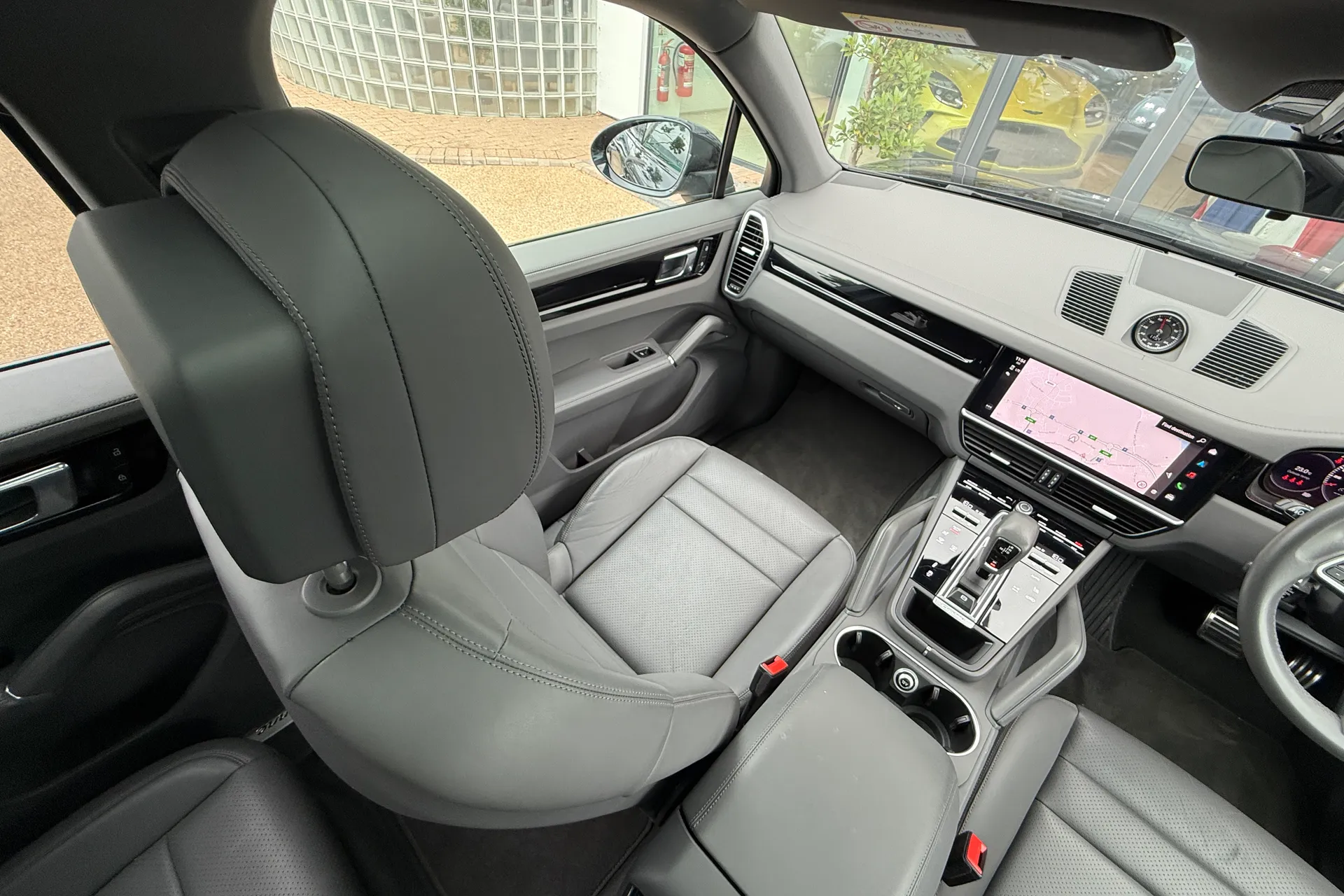 Porsche CAYENNE thumbnail image number 38