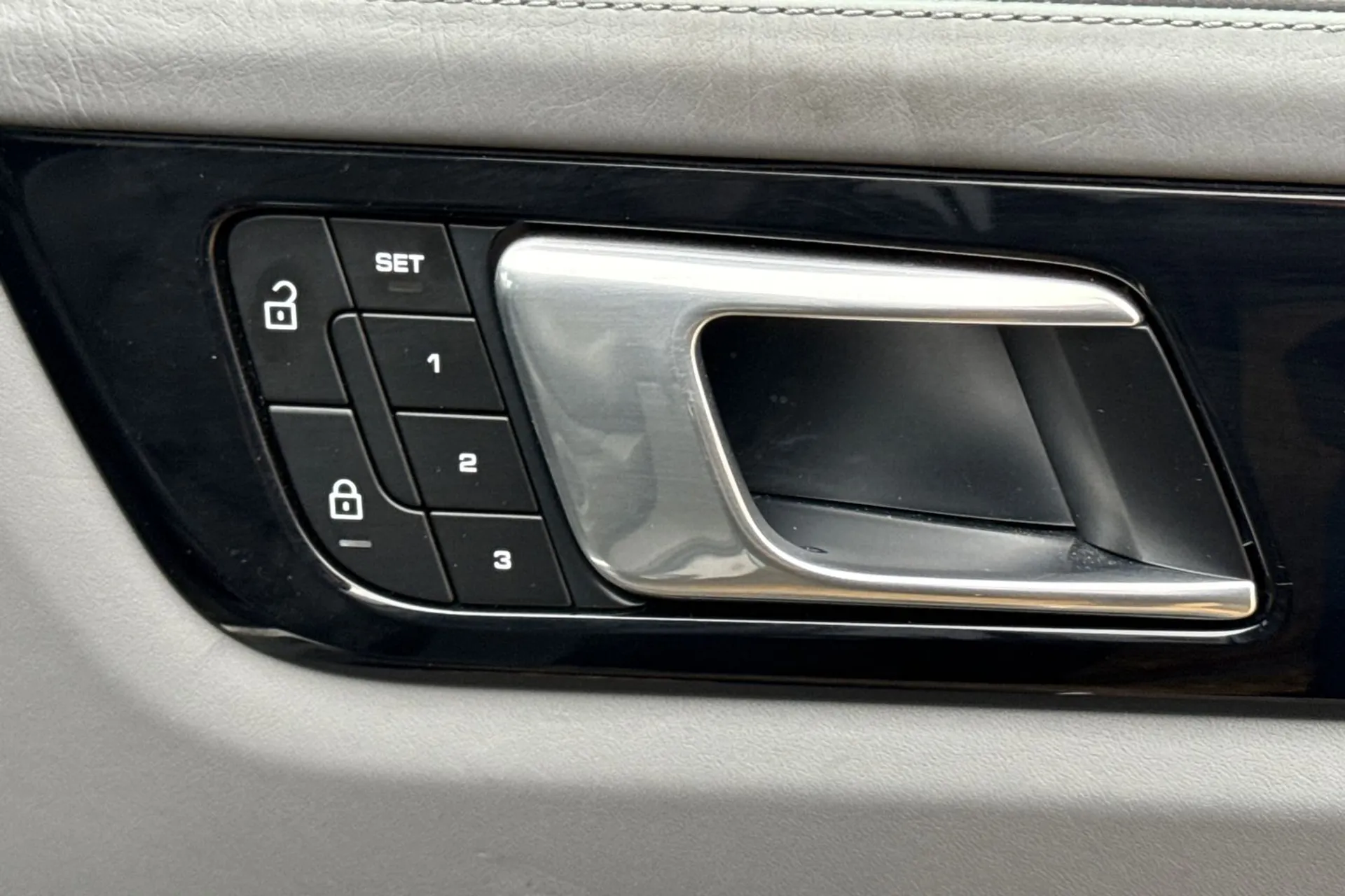 Porsche CAYENNE thumbnail image number 51