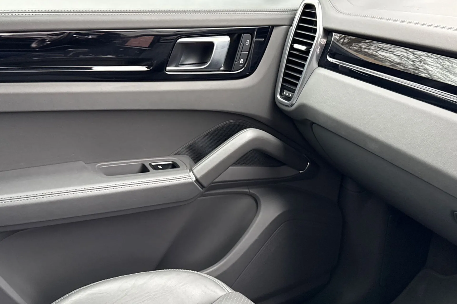 Porsche CAYENNE thumbnail image number 57