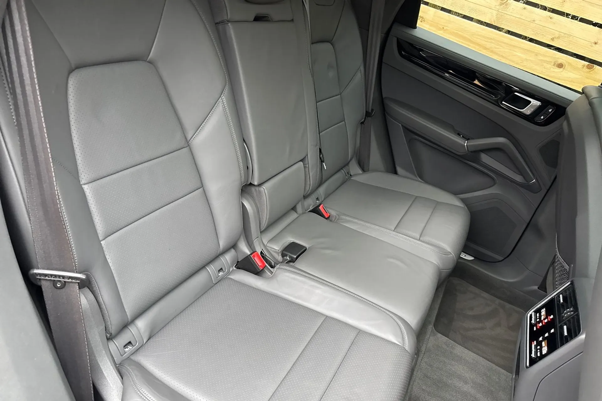 Porsche CAYENNE thumbnail image number 25