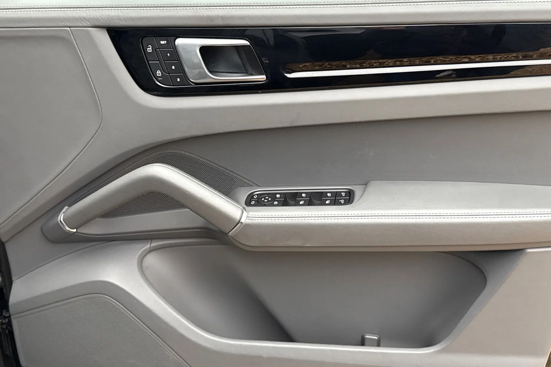 Porsche CAYENNE thumbnail image number 42