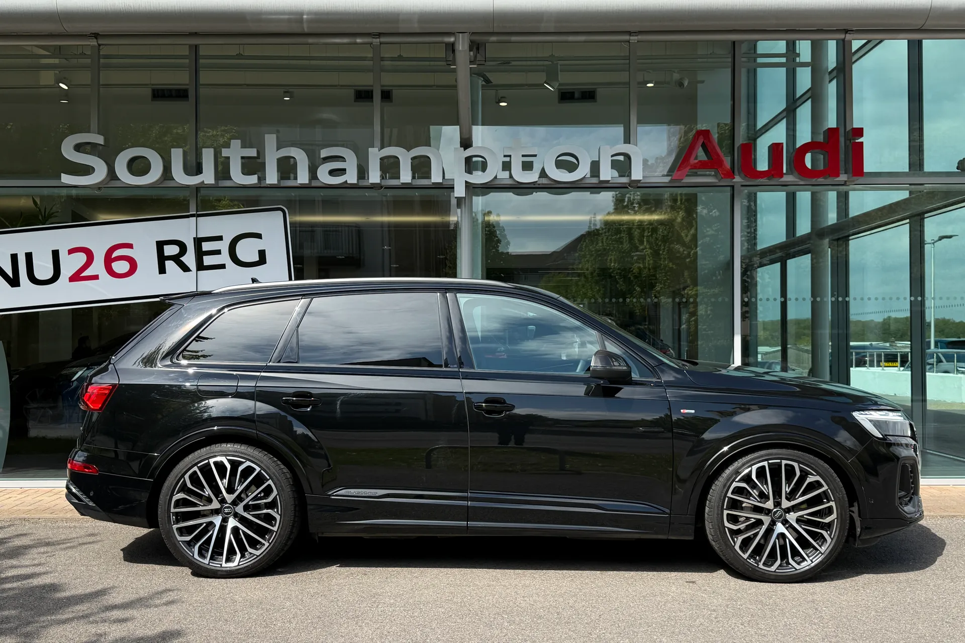 Audi Q7 thumbnail image number 2