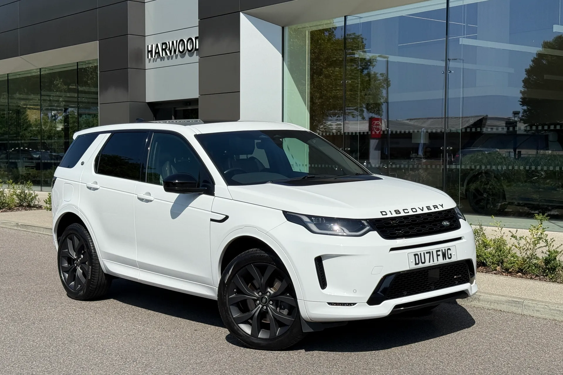 LAND ROVER DISCOVERY SPORT focused image