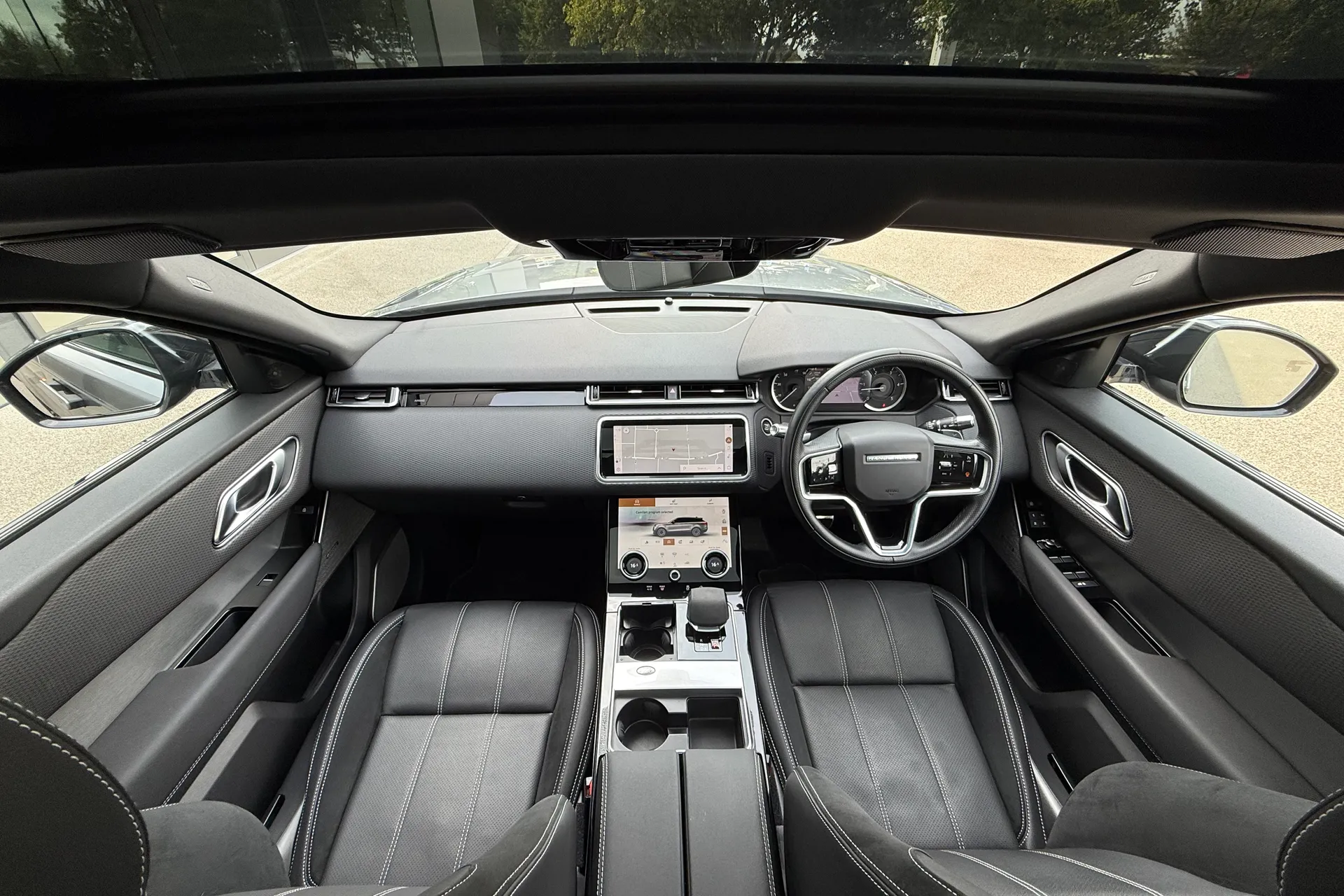 LAND ROVER RANGE ROVER VELAR thumbnail image number 3
