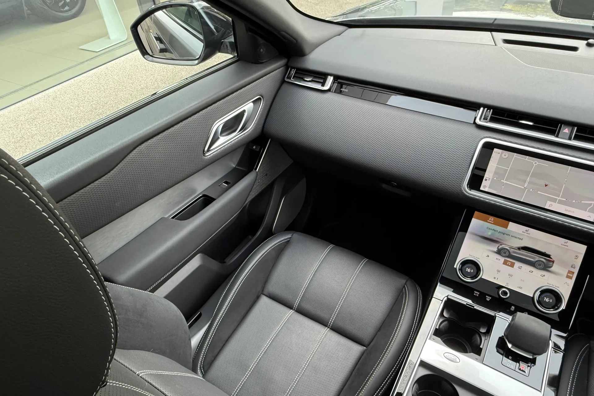 LAND ROVER RANGE ROVER VELAR thumbnail image number 24