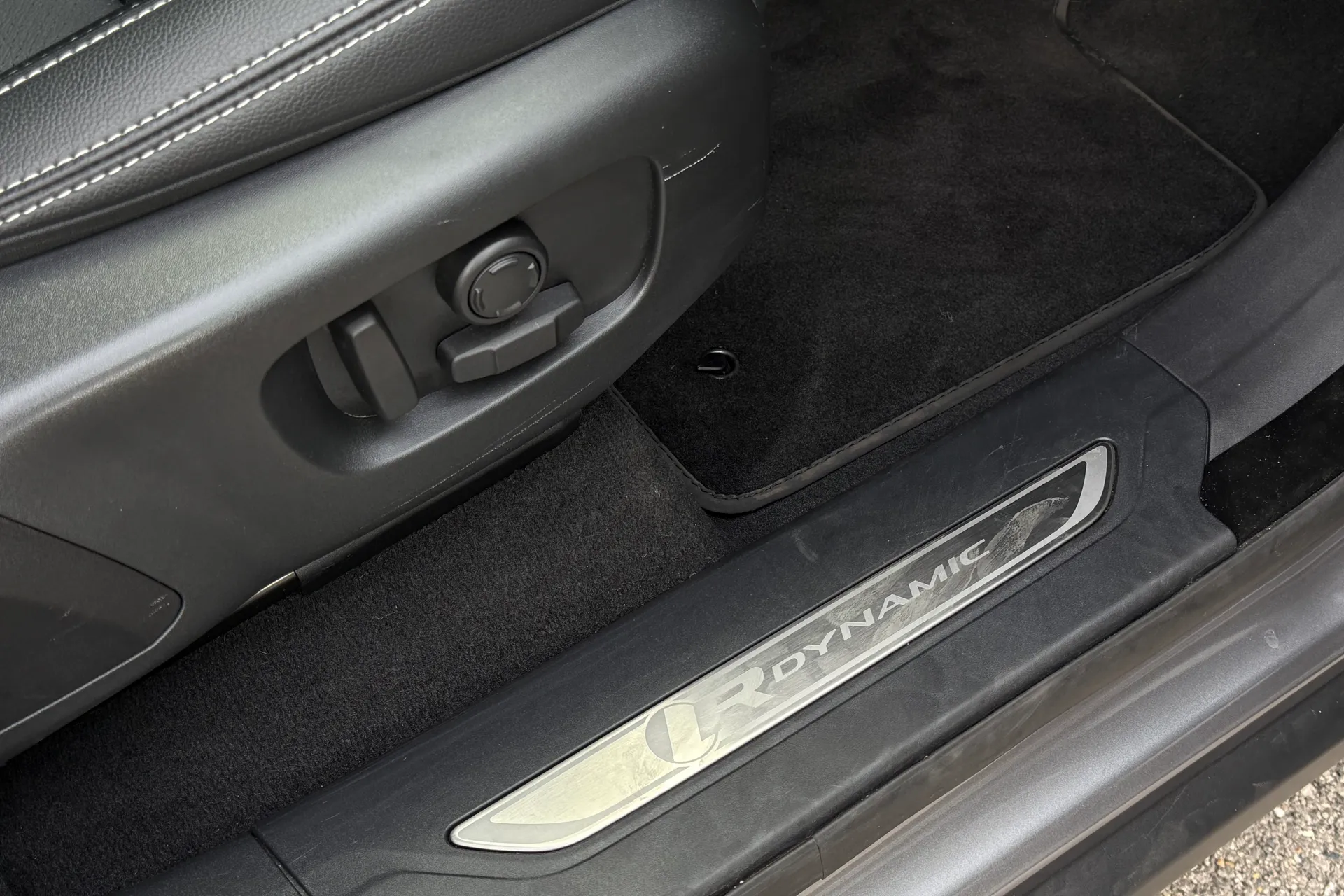 LAND ROVER RANGE ROVER VELAR thumbnail image number 40
