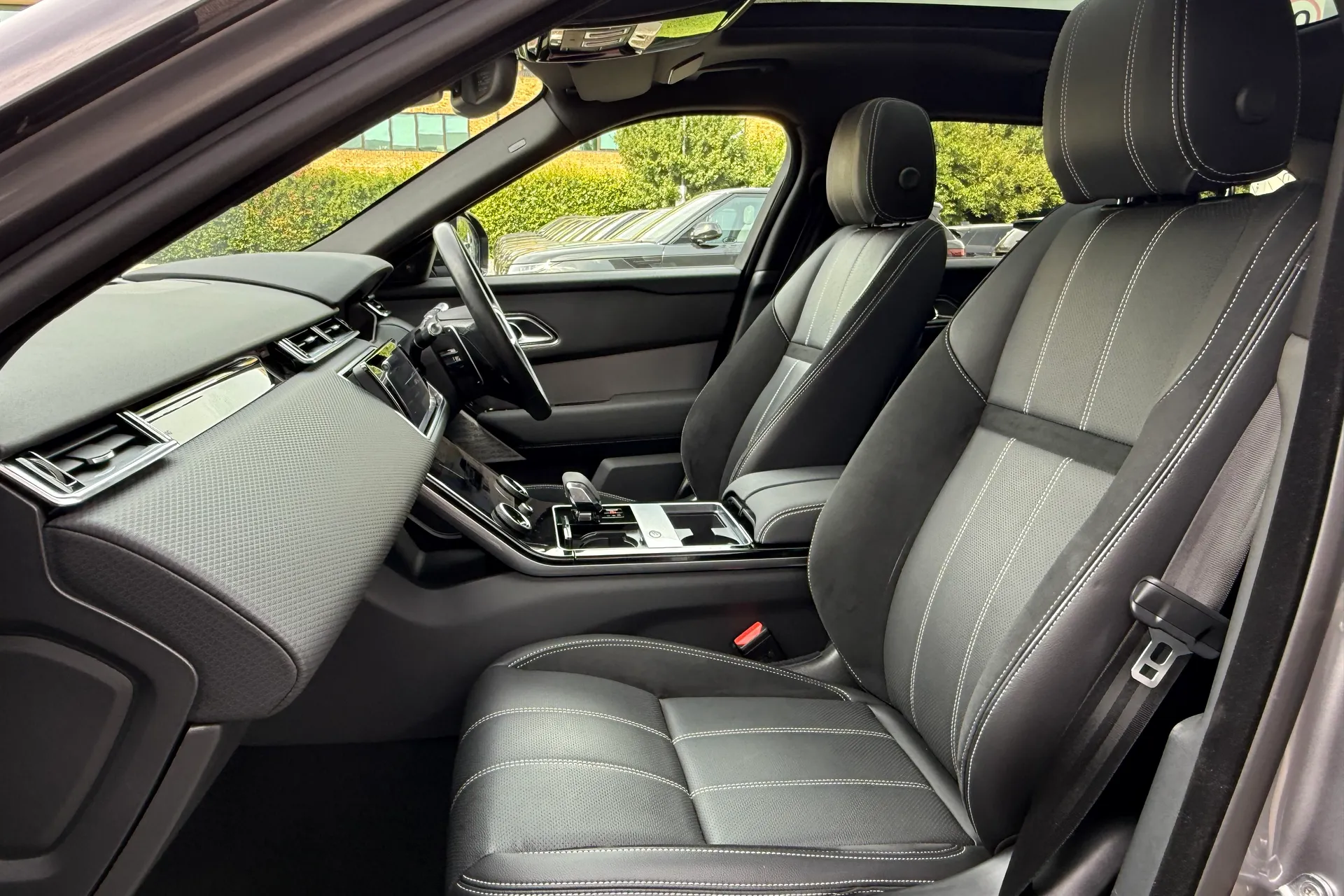 LAND ROVER RANGE ROVER VELAR thumbnail image number 45
