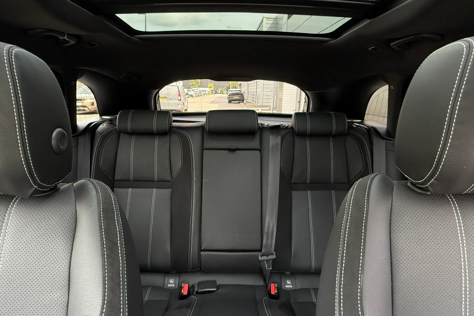 LAND ROVER RANGE ROVER VELAR thumbnail image number 39