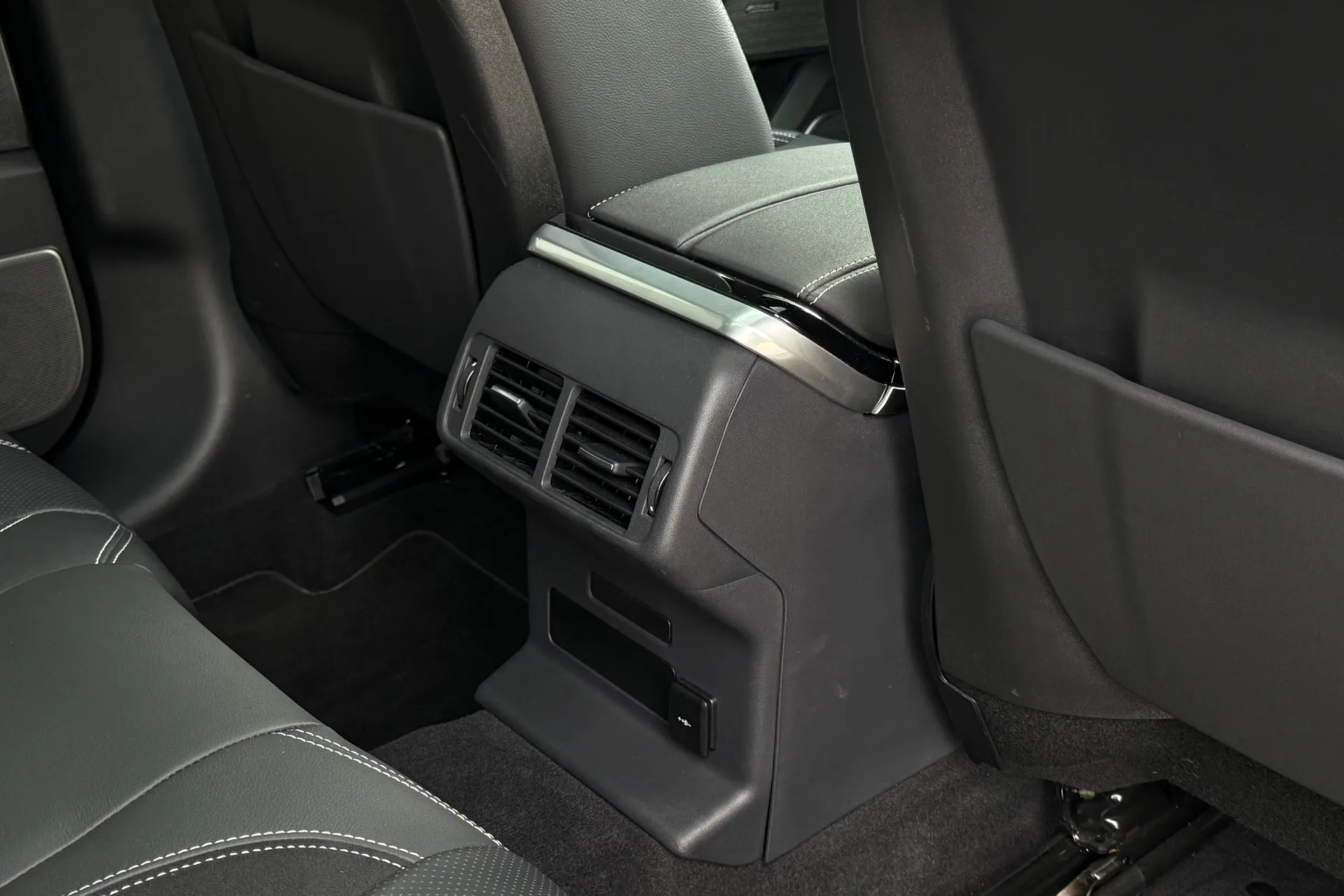 LAND ROVER RANGE ROVER VELAR thumbnail image number 38