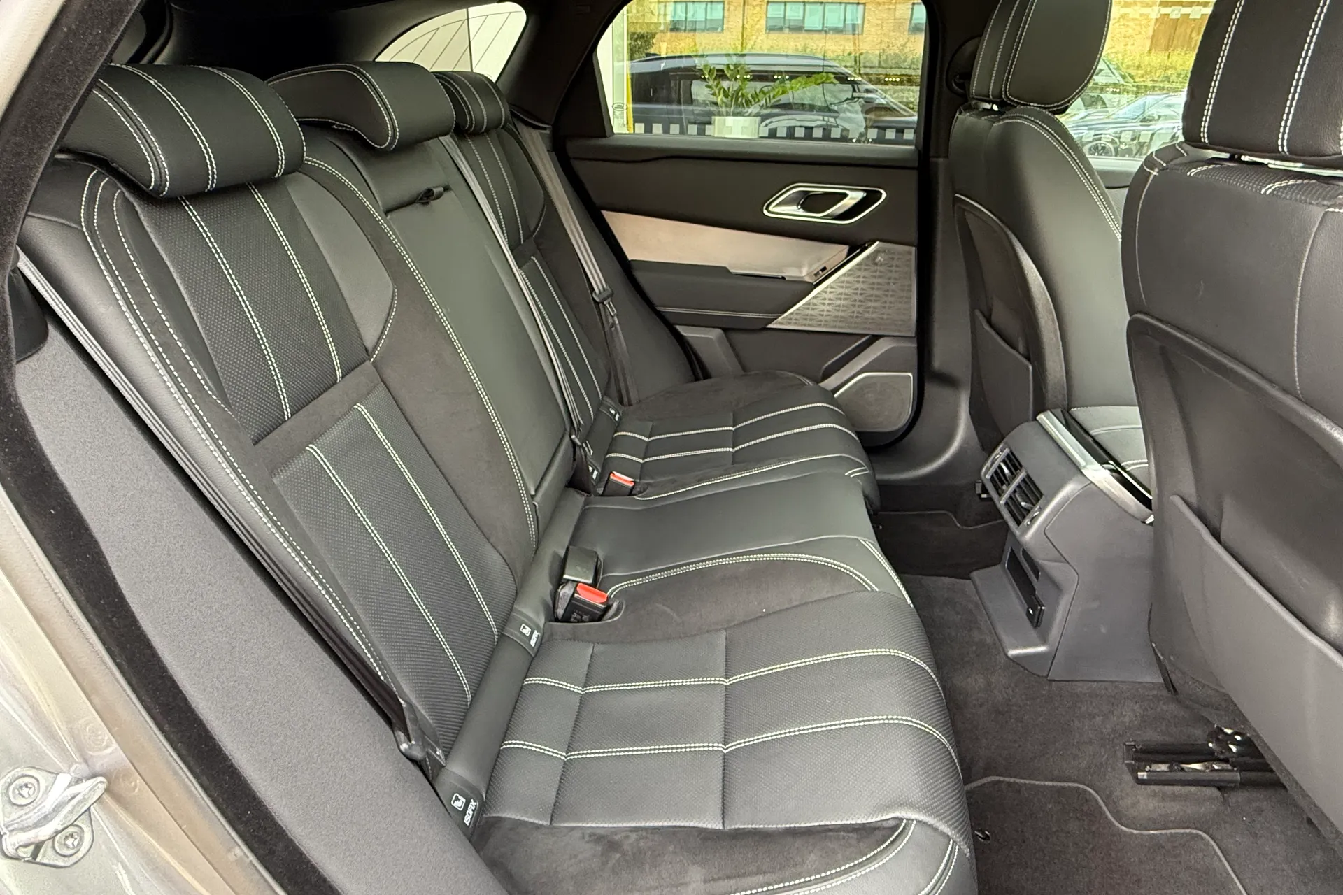 LAND ROVER RANGE ROVER VELAR thumbnail image number 35