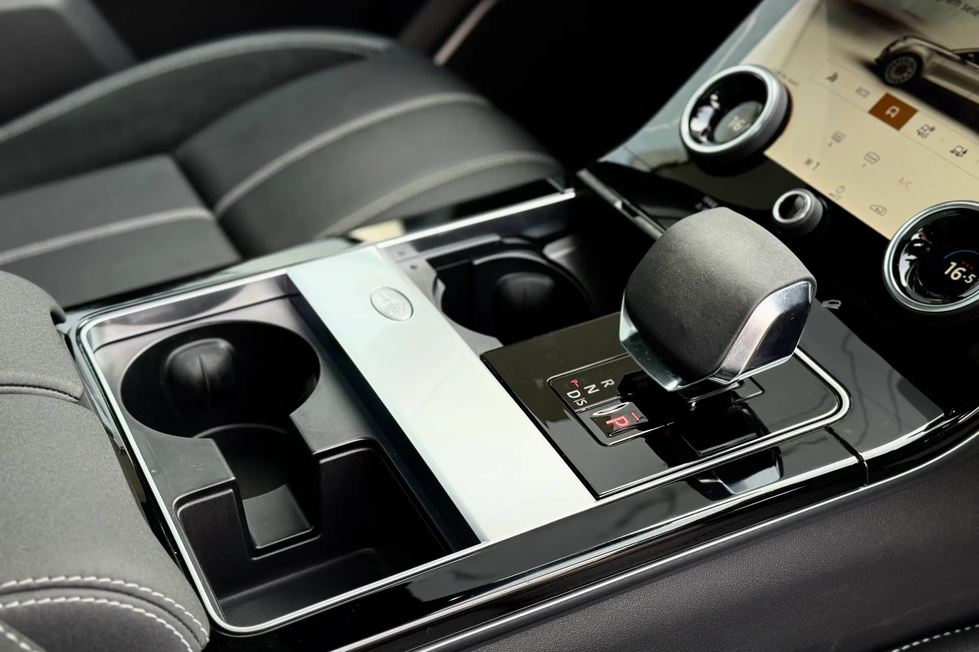 LAND ROVER RANGE ROVER VELAR thumbnail image number 25