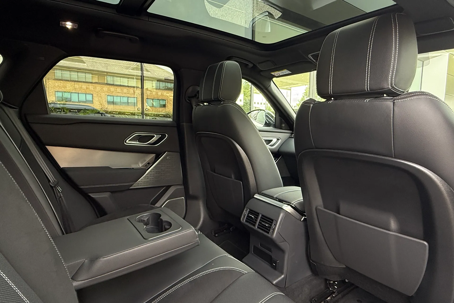 LAND ROVER RANGE ROVER VELAR thumbnail image number 36