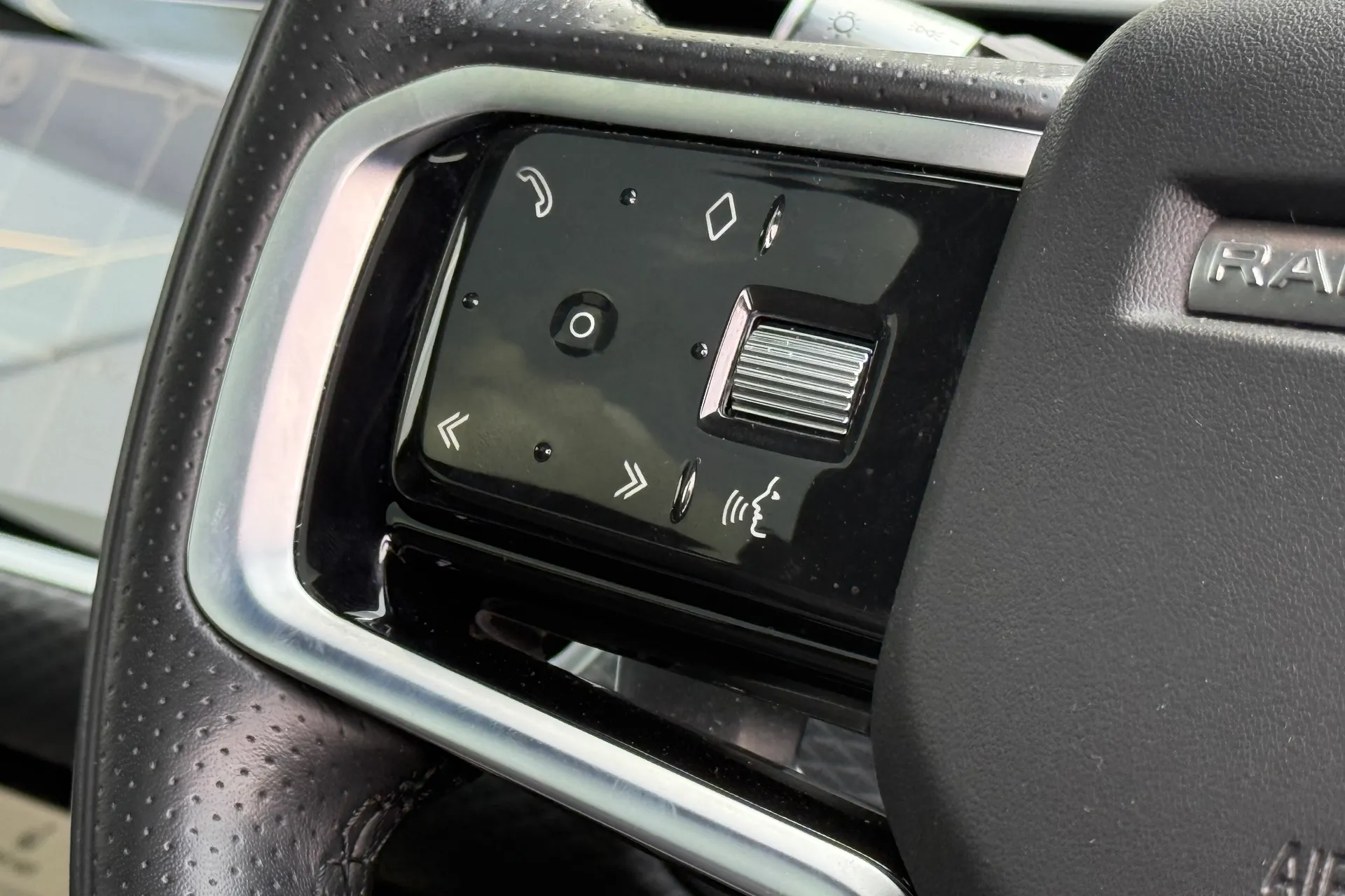 LAND ROVER RANGE ROVER VELAR thumbnail image number 50