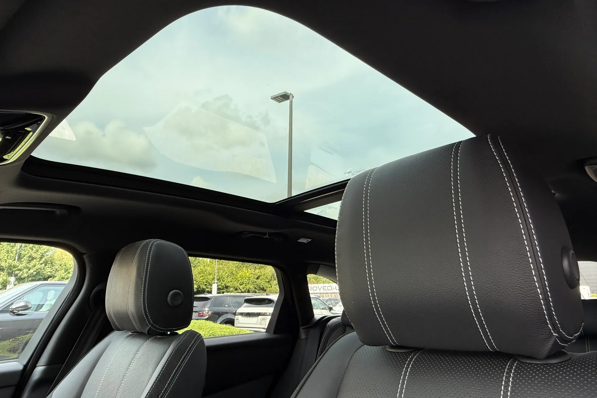 LAND ROVER RANGE ROVER VELAR thumbnail image number 4