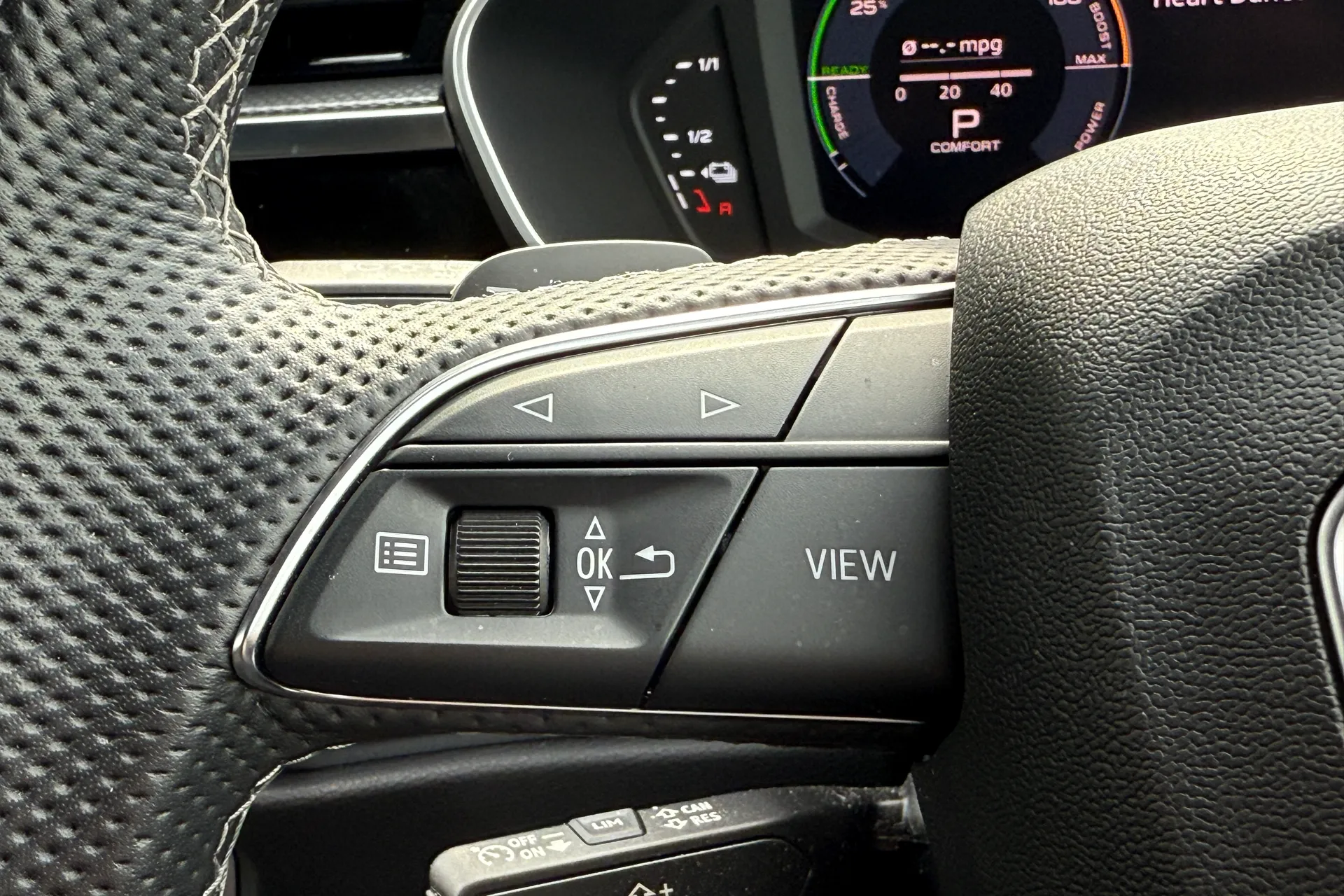 Audi Q3 thumbnail image number 16