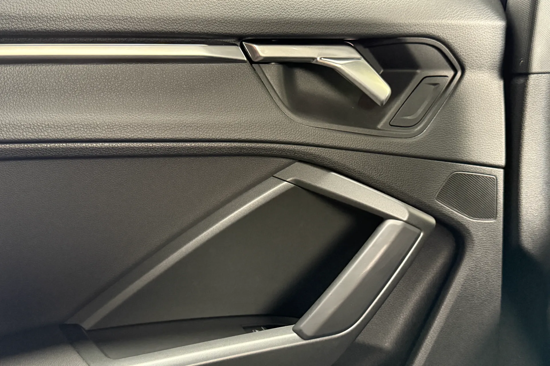 Audi Q3 thumbnail image number 38