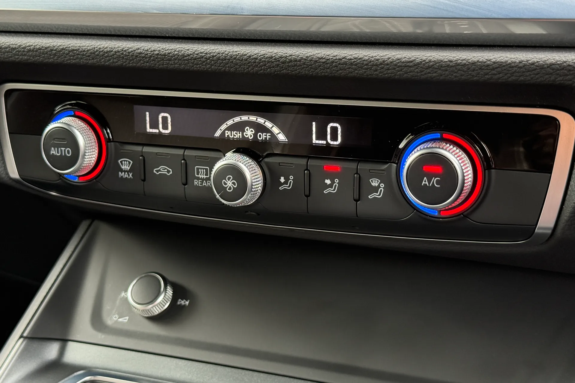 Audi Q3 thumbnail image number 23
