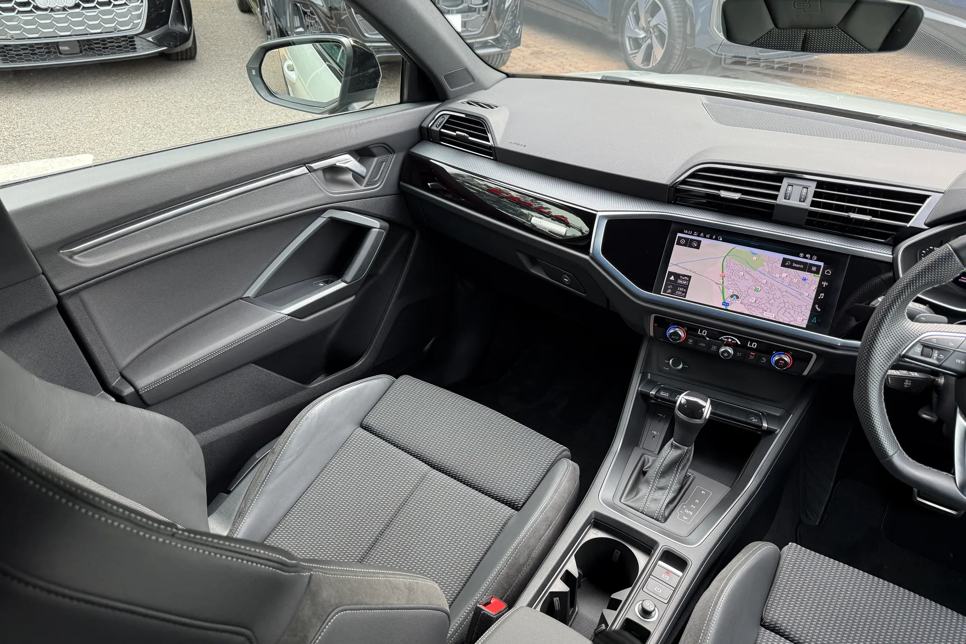 Audi Q3 thumbnail image number 33